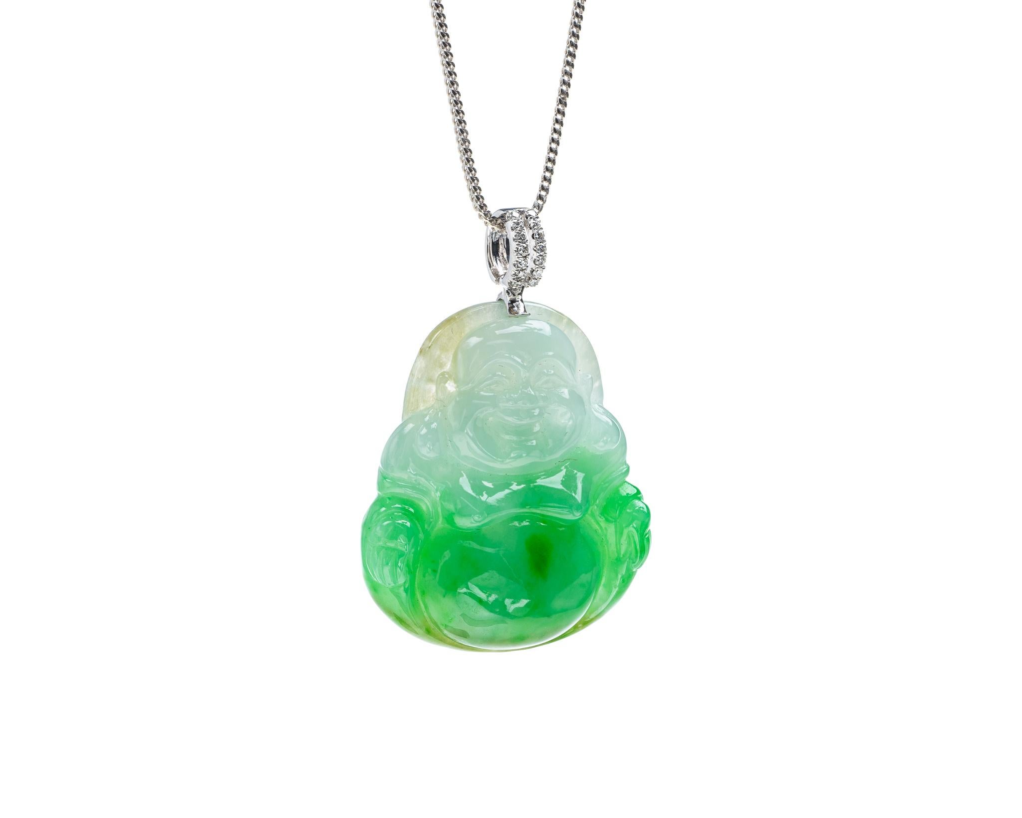 Il s'agit d'un bouddha heureux sculpté en jadéite verte entièrement naturelle et non traitée, serti sur une monture en or blanc 18 carats et diamants.  Le bouddha heureux sculpté symbolise le bonheur, la compassion et la protection.   
 
Elle mesure