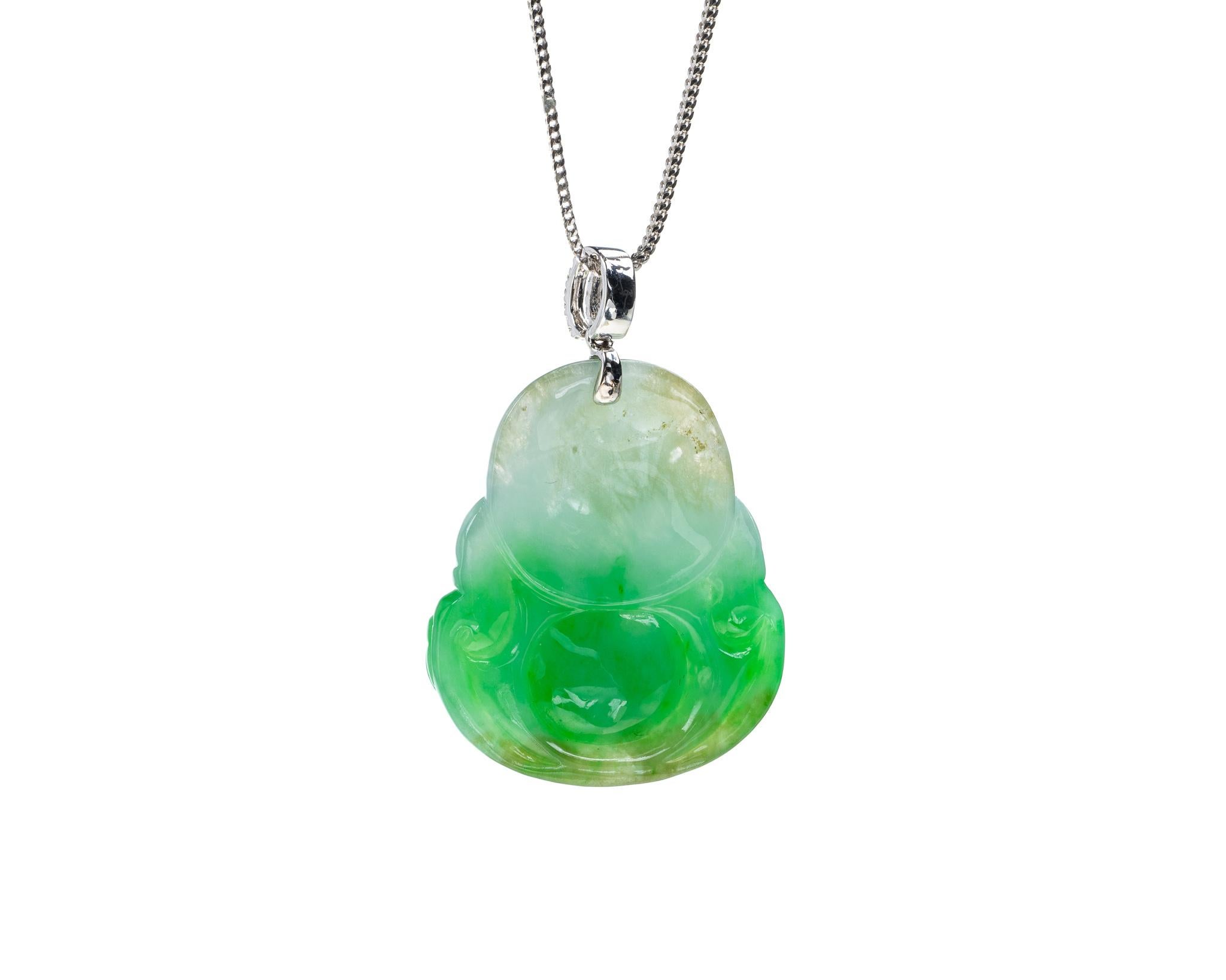Taille grossière Pendentif Bouddha en jadéite verte certifiée non traitée en vente