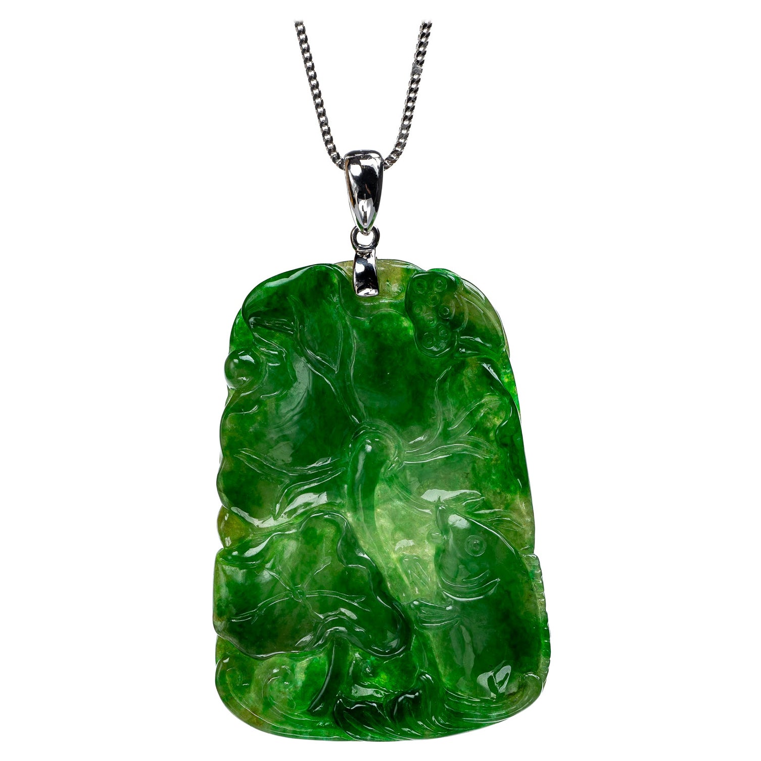 Pendentif en jadéite verte représentant un poisson et une feuille de lotus, certifié non traité