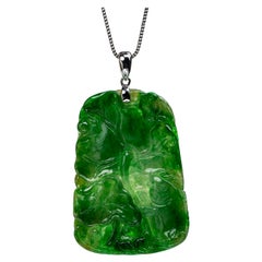 Pendentif en jadéite verte représentant un poisson et une feuille de lotus, certifié non traité
