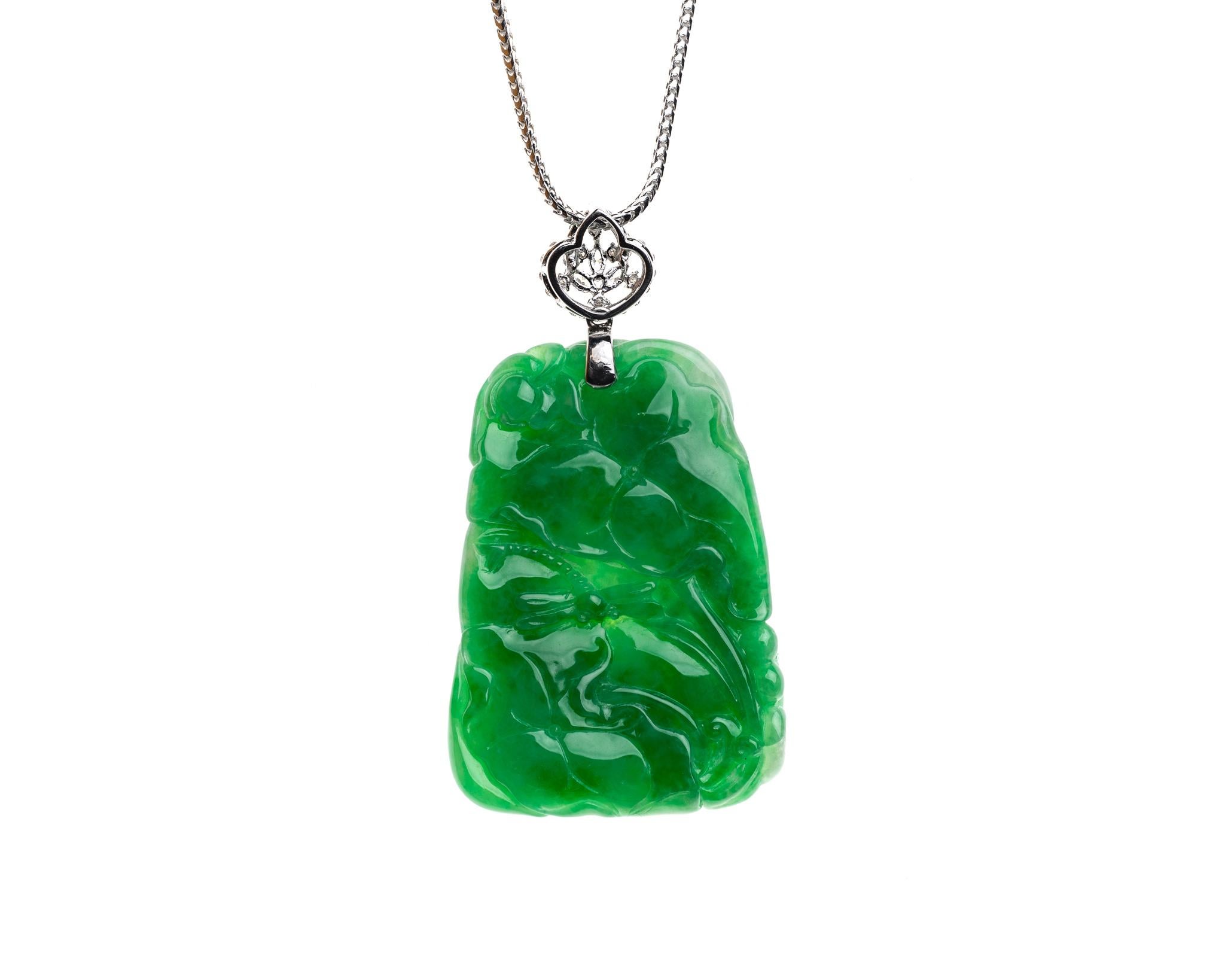 Dieser ganz natürliche:: unbehandelte grüne Jadeit Jade geschnitzt Lotusblumen symbolisiert Erleuchtung:: während die Vögel und Libelle Harmonie:: Wohlstand und Glück symbolisieren. 
Es misst 1::51 Zoll (38::4 mm) x 2::11 Zoll (53::6 mm) mit einer