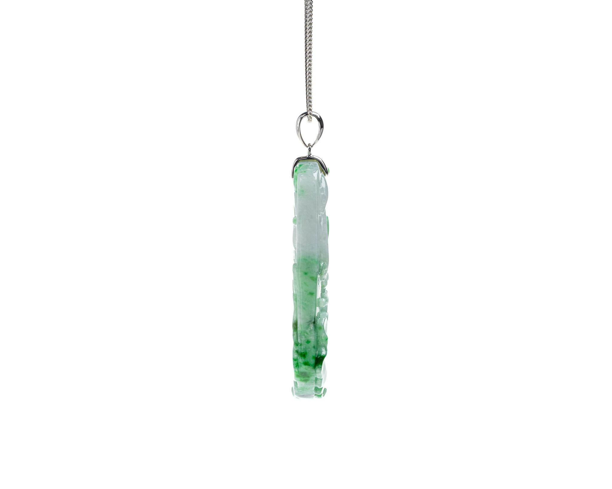 Contemporain Pendentif fleur de lotus et poisson en jadéite verte, certifié non traité en vente