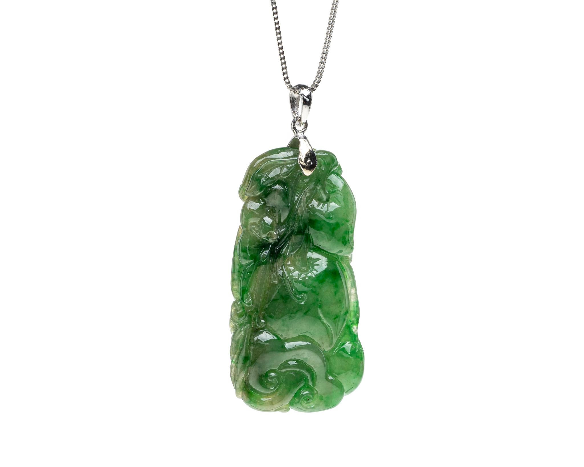 Dies ist ein ganz natürliches, unbehandeltes Jadeit Jade geschnitzt Pfirsiche Anhänger auf einem 18K Weißgold Bügel gesetzt.  Der geschnitzte Pfirsich symbolisiert Langlebigkeit.
   
Es misst 1,79 Zoll (45,5 mm) x 1,01 Zoll (25,8 mm) bei einer Dicke