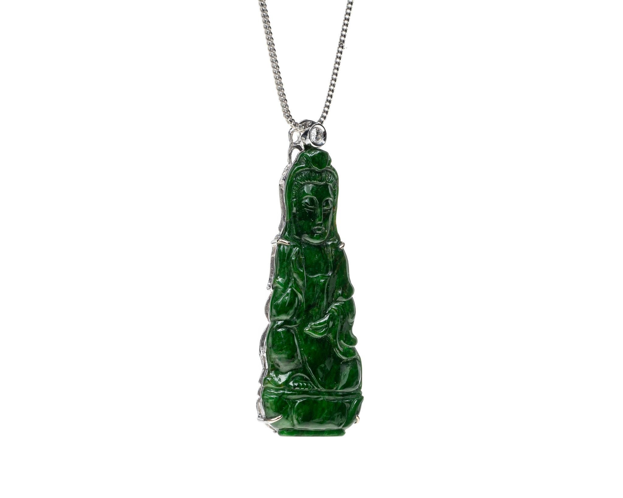 Si tratta di un ciondolo in giada verde scolpita Quan Yin, completamente naturale e non trattata, incastonato in una cava d'oro bianco 18 carati.  Il dio Quan Yin scolpito simboleggia la compassione e la protezione. 

Misura 1,89  (48,2 mm) x 0,75