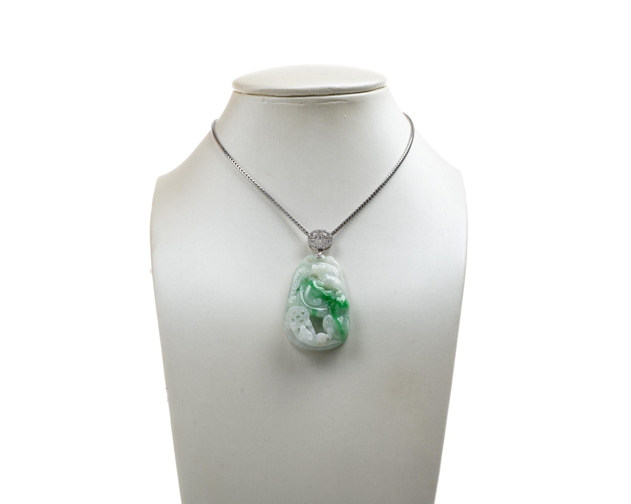 Pendentif Ruyi et pièce de monnaie en jade vert, certifié non traité Unisexe en vente