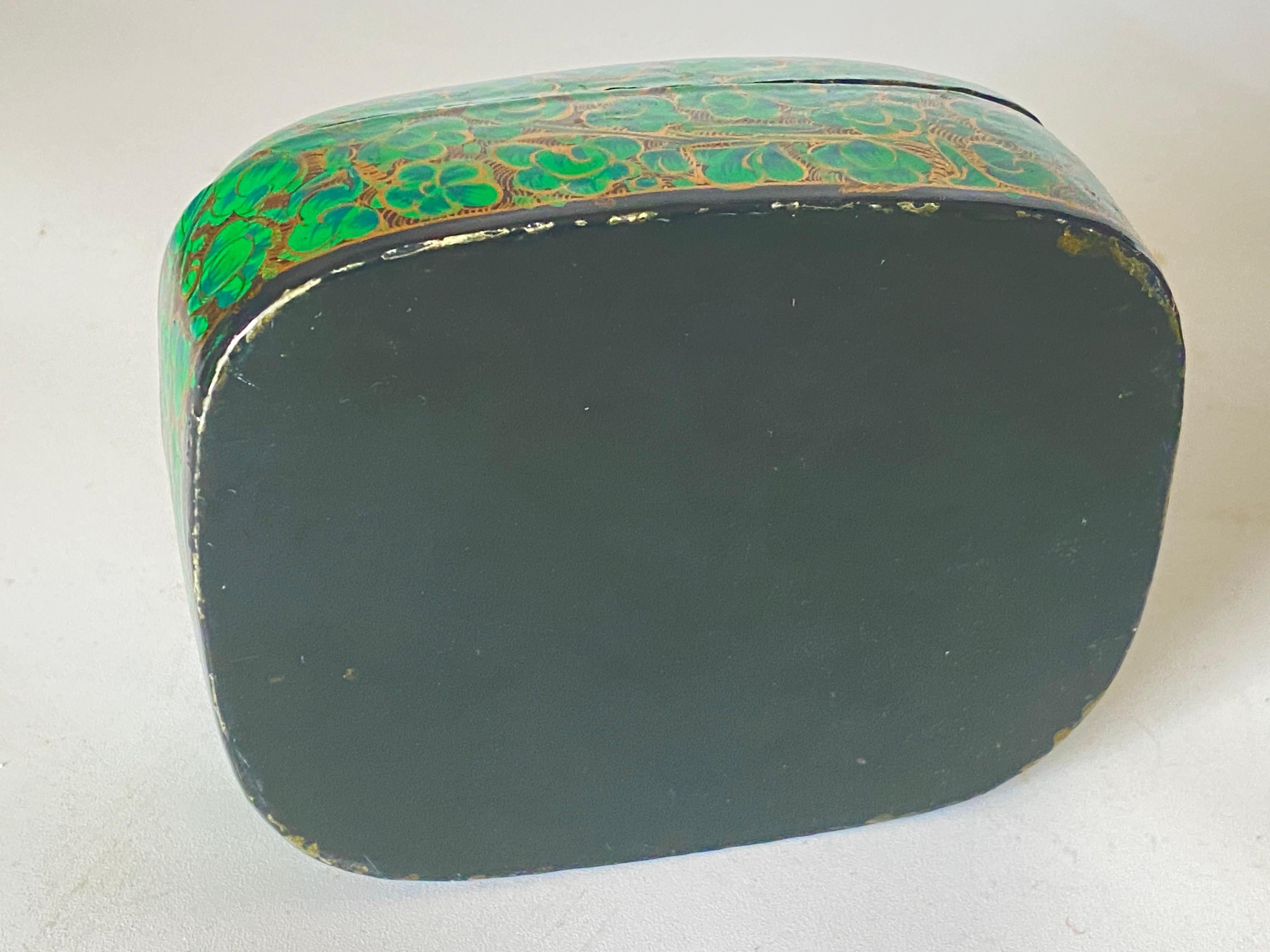 20th Century Green Indian Lacquered Box Decorative Box, 20th century For Sale