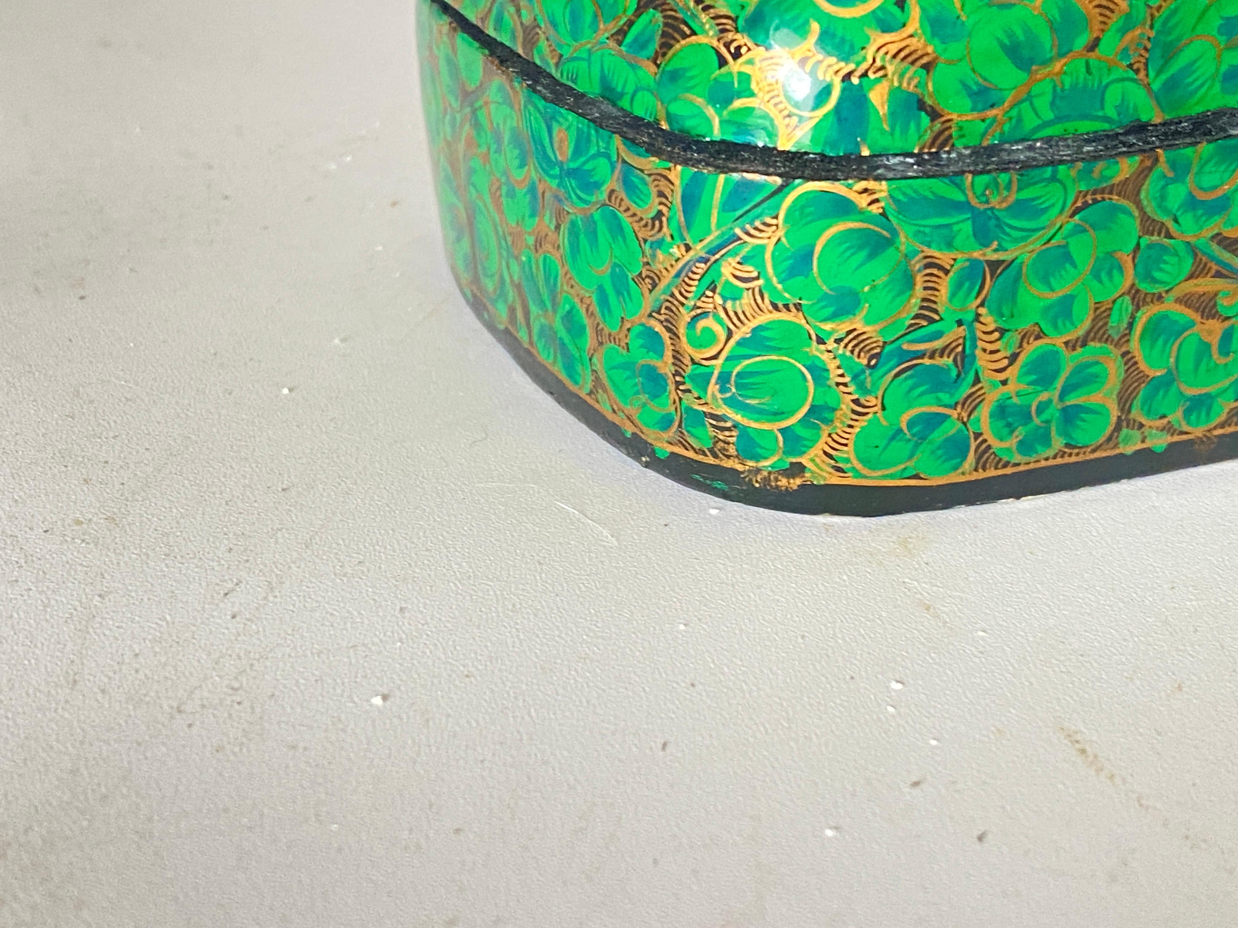 20ième siècle Boîte laquée indienne verte Boîte décorative, 20e siècle en vente