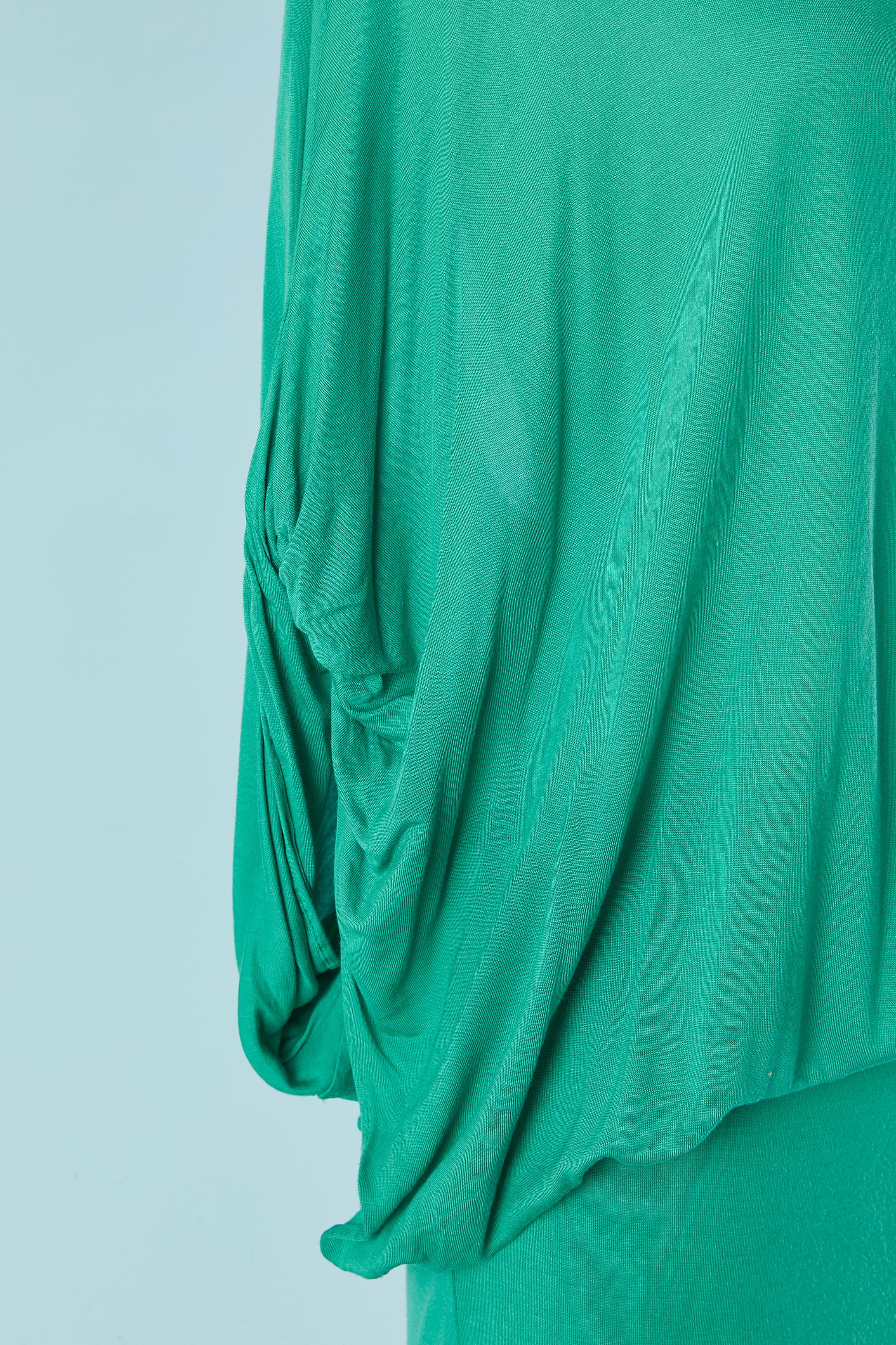 Green jersey dress tied with a link behind the neck. Fabric composition: Modal 
The fabric is rolled around the armhole and twisted.
SIZE 44 (It) 40 (Fr) M 