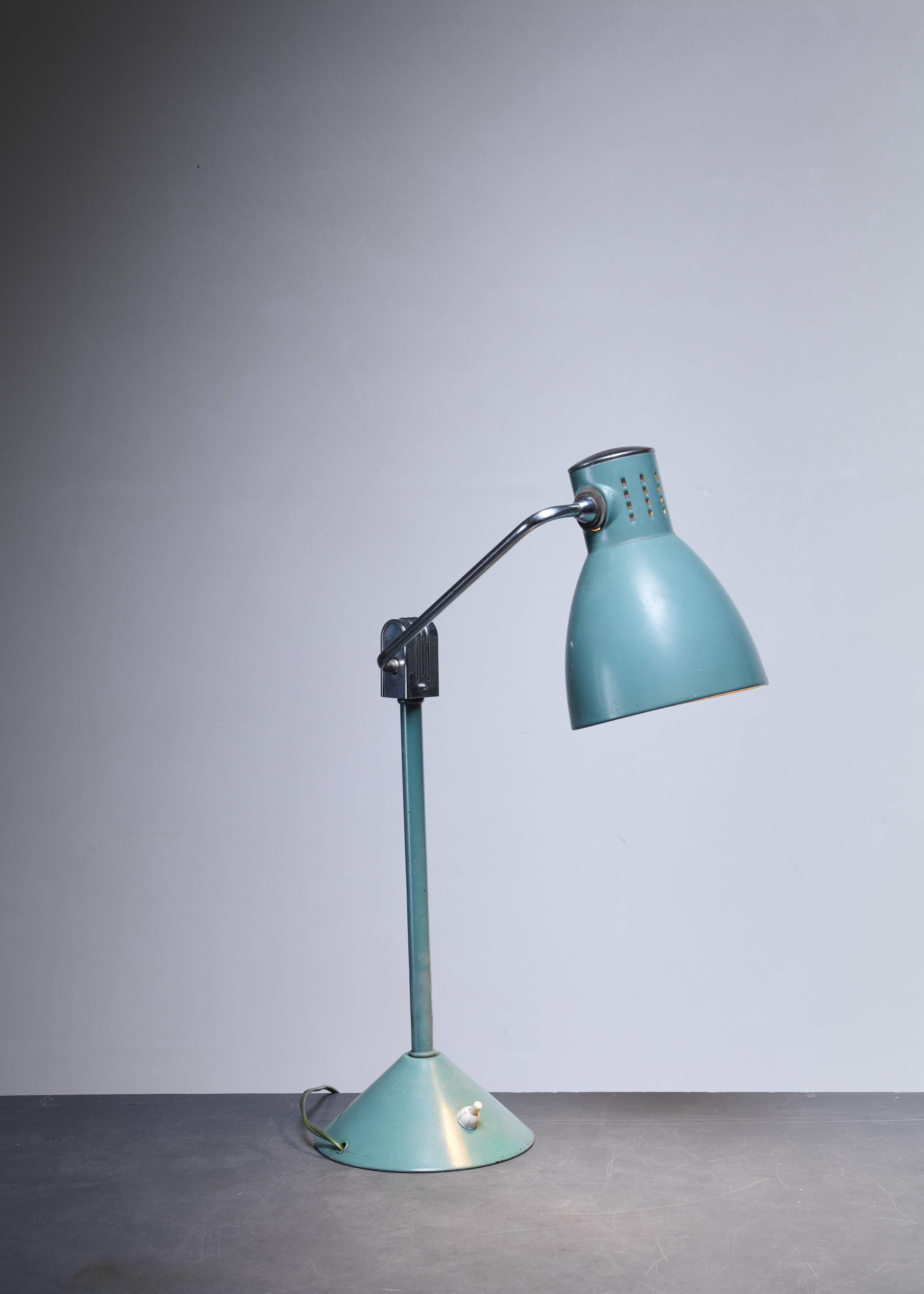 A model '800 S' table lamp by Jumo, in a beautiful soft blue/green. Both the arm and the shade are adjustable.

The measurements stated are of the lamp with the arm in a horizontal position (picture 7 and 8).

A wonderful lamp that combines