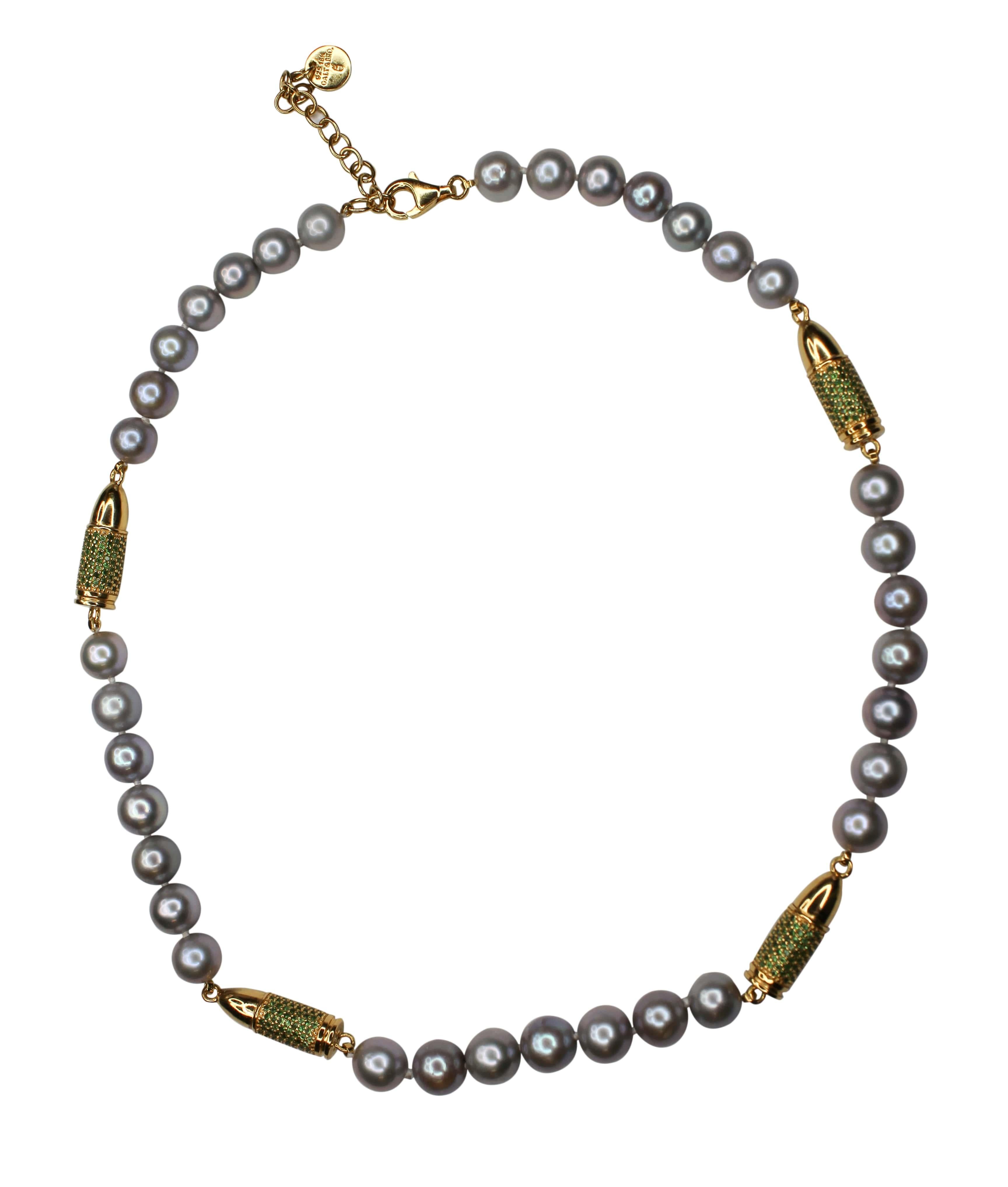 Moderno Collana Bullet Rocket con pavé di tsavorite verde in argento e perle d'oro in vermeil in vendita