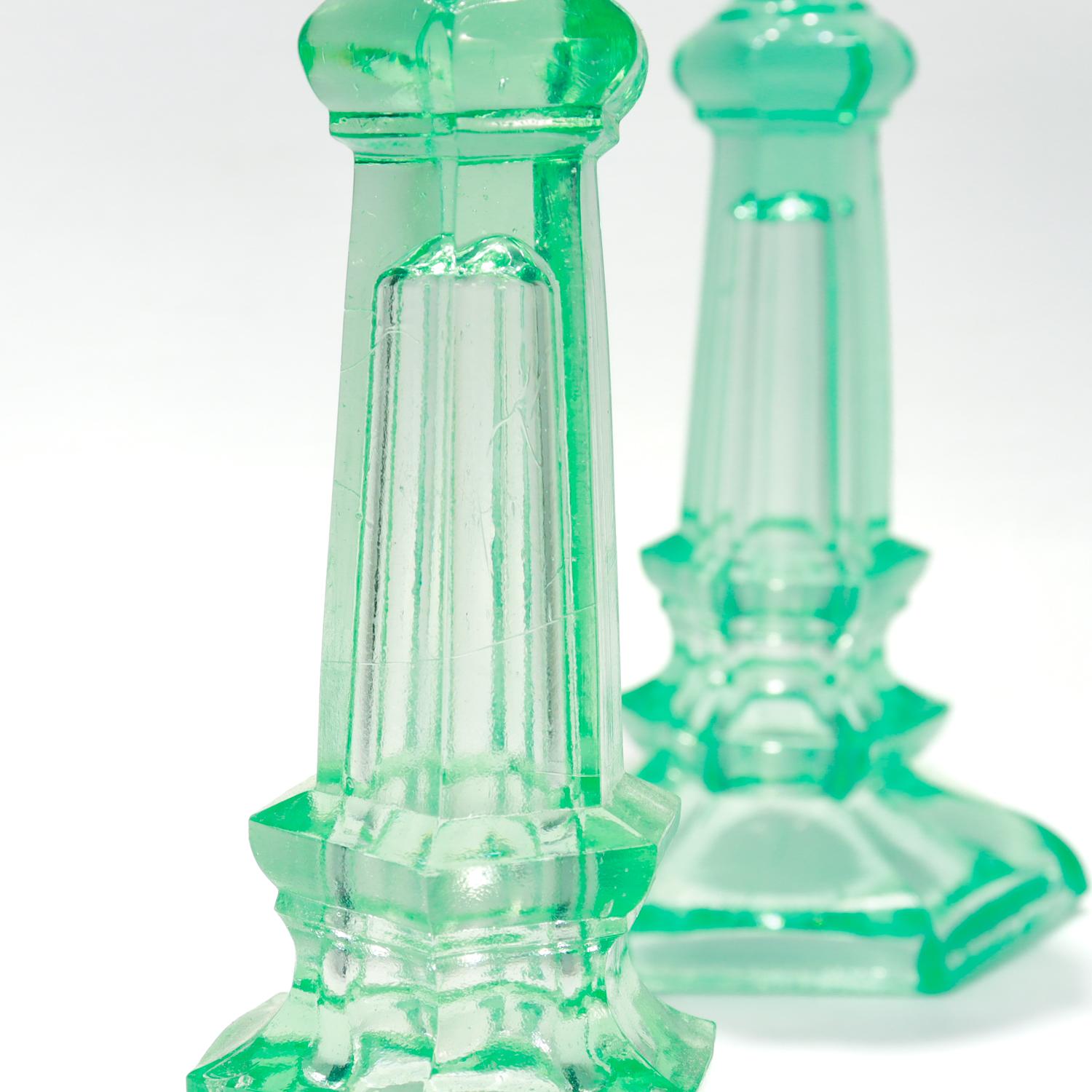Candeleros daneses de vidrio prensado de uranio Katsrup Glasvaerk Verde 4