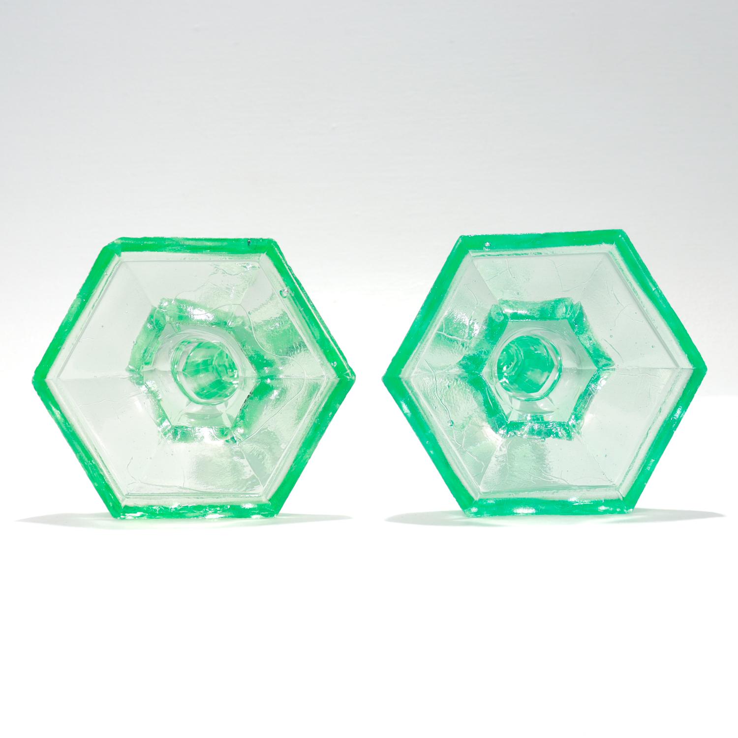 Candeleros daneses de vidrio prensado de uranio Katsrup Glasvaerk Verde 7
