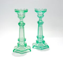 Candeleros daneses de vidrio prensado de uranio Katsrup Glasvaerk Verde