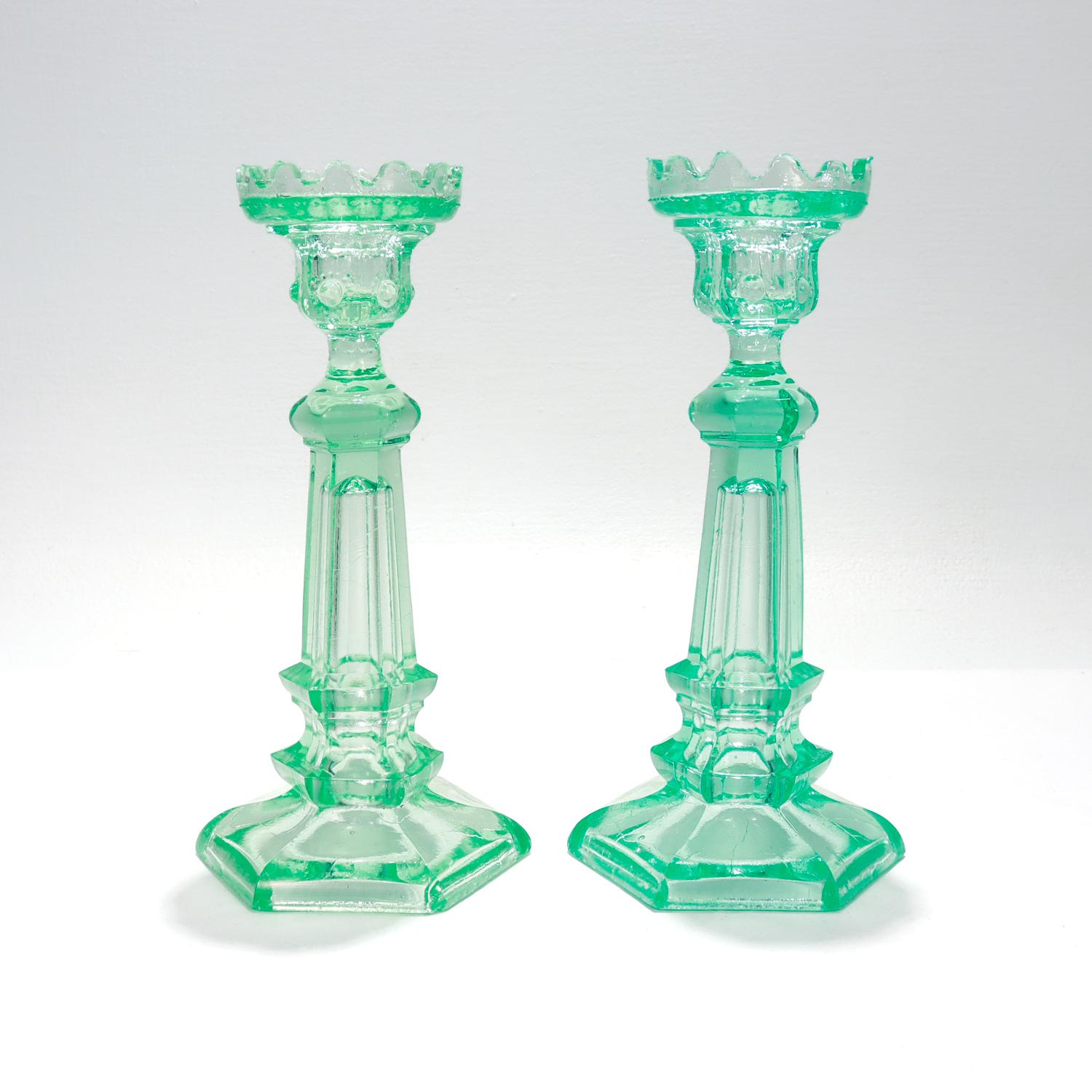 Candeleros daneses de vidrio prensado de uranio Katsrup Glasvaerk Verde Danés