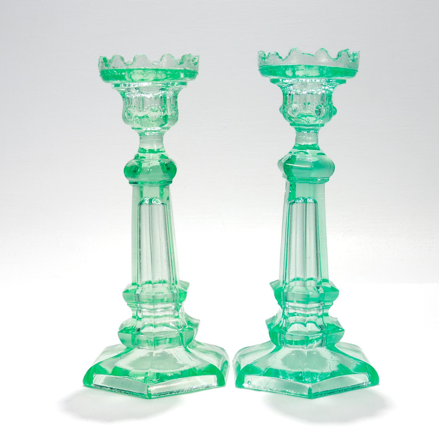 Candeleros daneses de vidrio prensado de uranio Katsrup Glasvaerk Verde en Bueno Estado en Philadelphia, PA