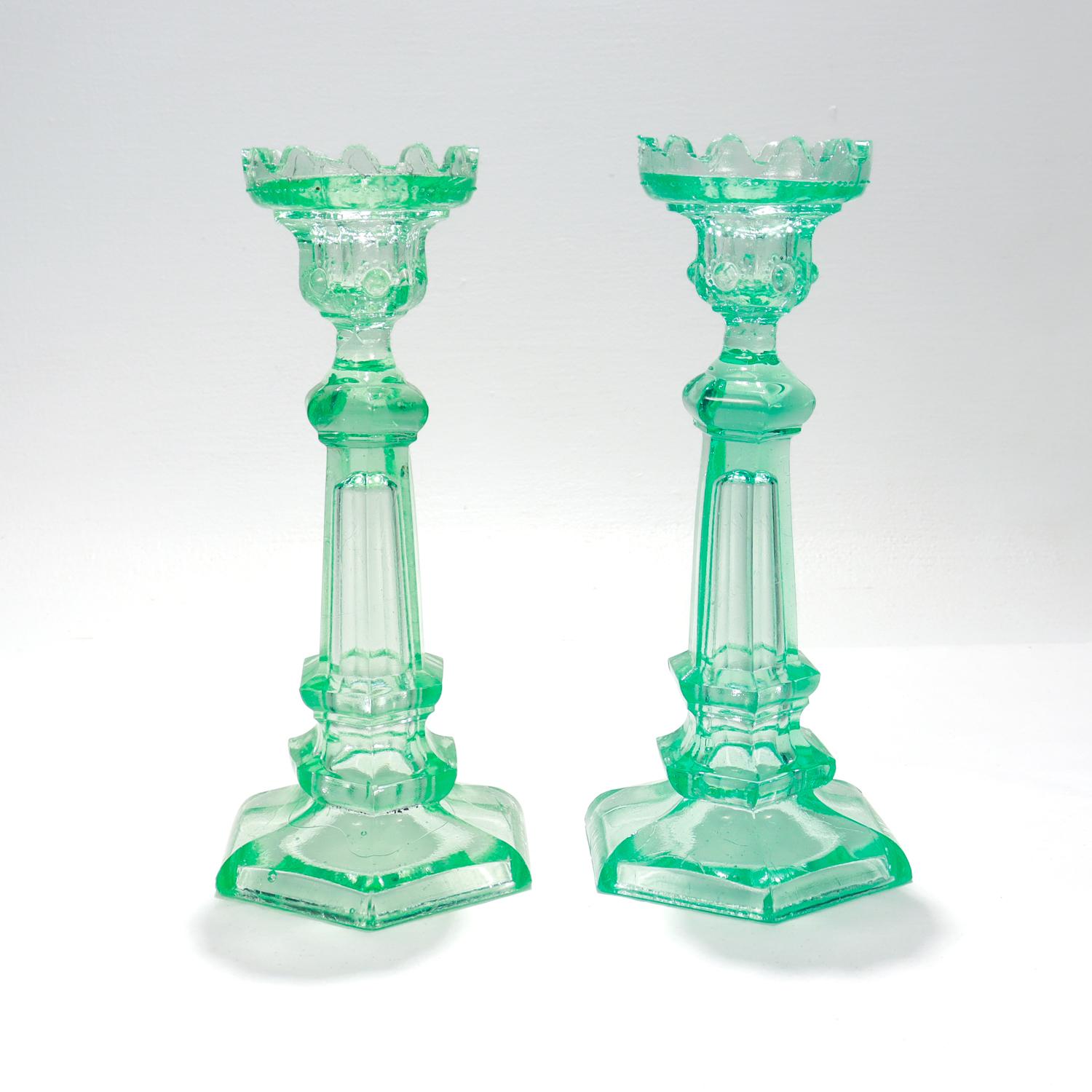 Candeleros daneses de vidrio prensado de uranio Katsrup Glasvaerk Verde siglo XIX