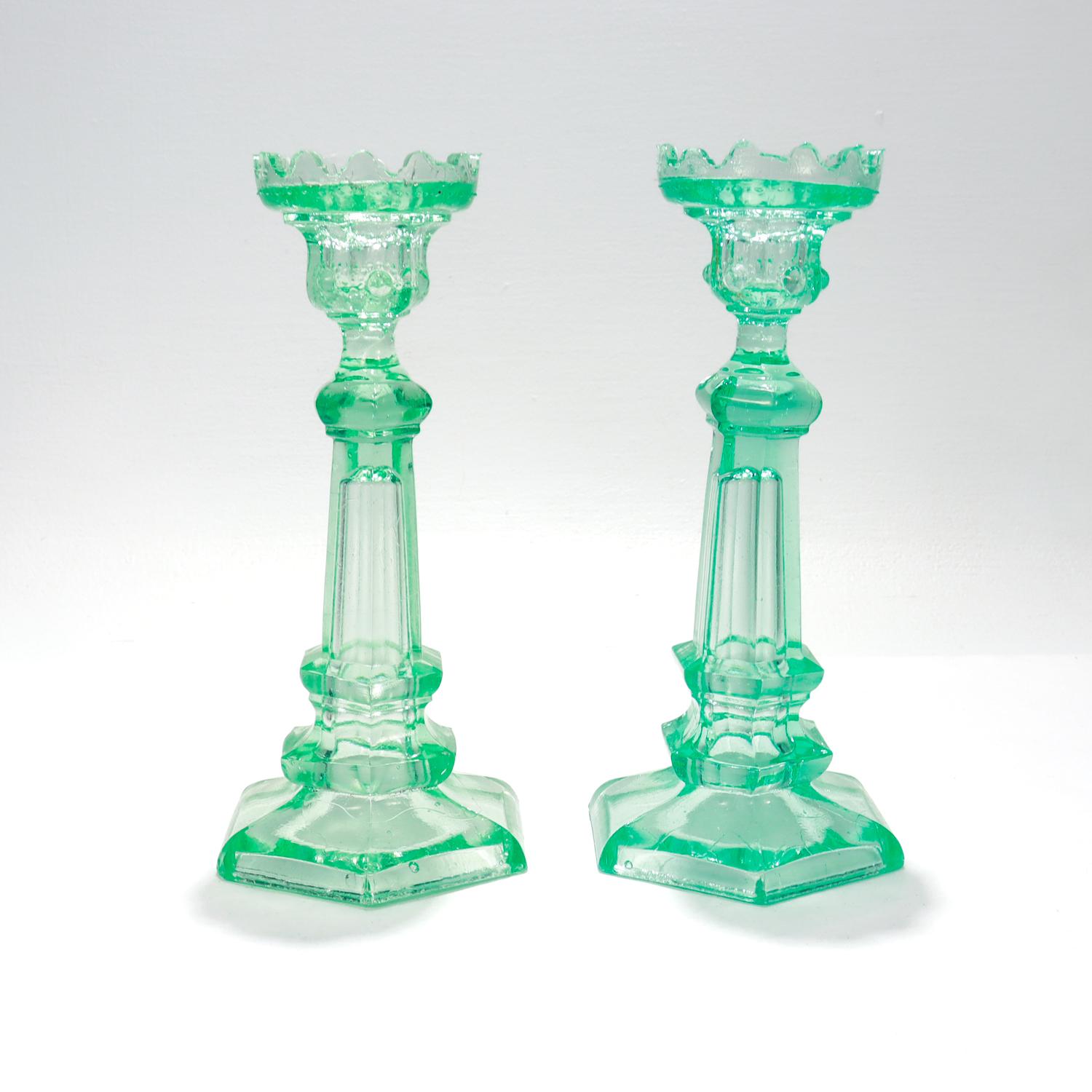 Candeleros daneses de vidrio prensado de uranio Katsrup Glasvaerk Verde Vidrio