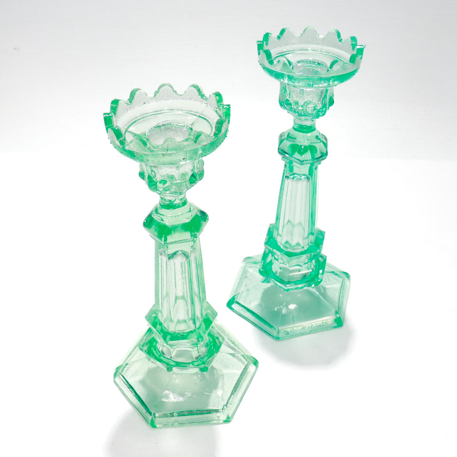 Candeleros daneses de vidrio prensado de uranio Katsrup Glasvaerk Verde 1