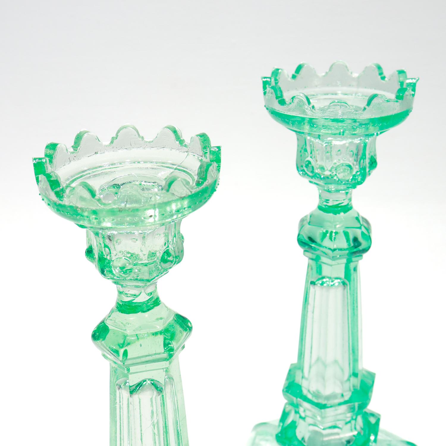 Candeleros daneses de vidrio prensado de uranio Katsrup Glasvaerk Verde 2