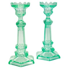 Candeleros daneses de vidrio prensado de uranio Katsrup Glasvaerk Verde