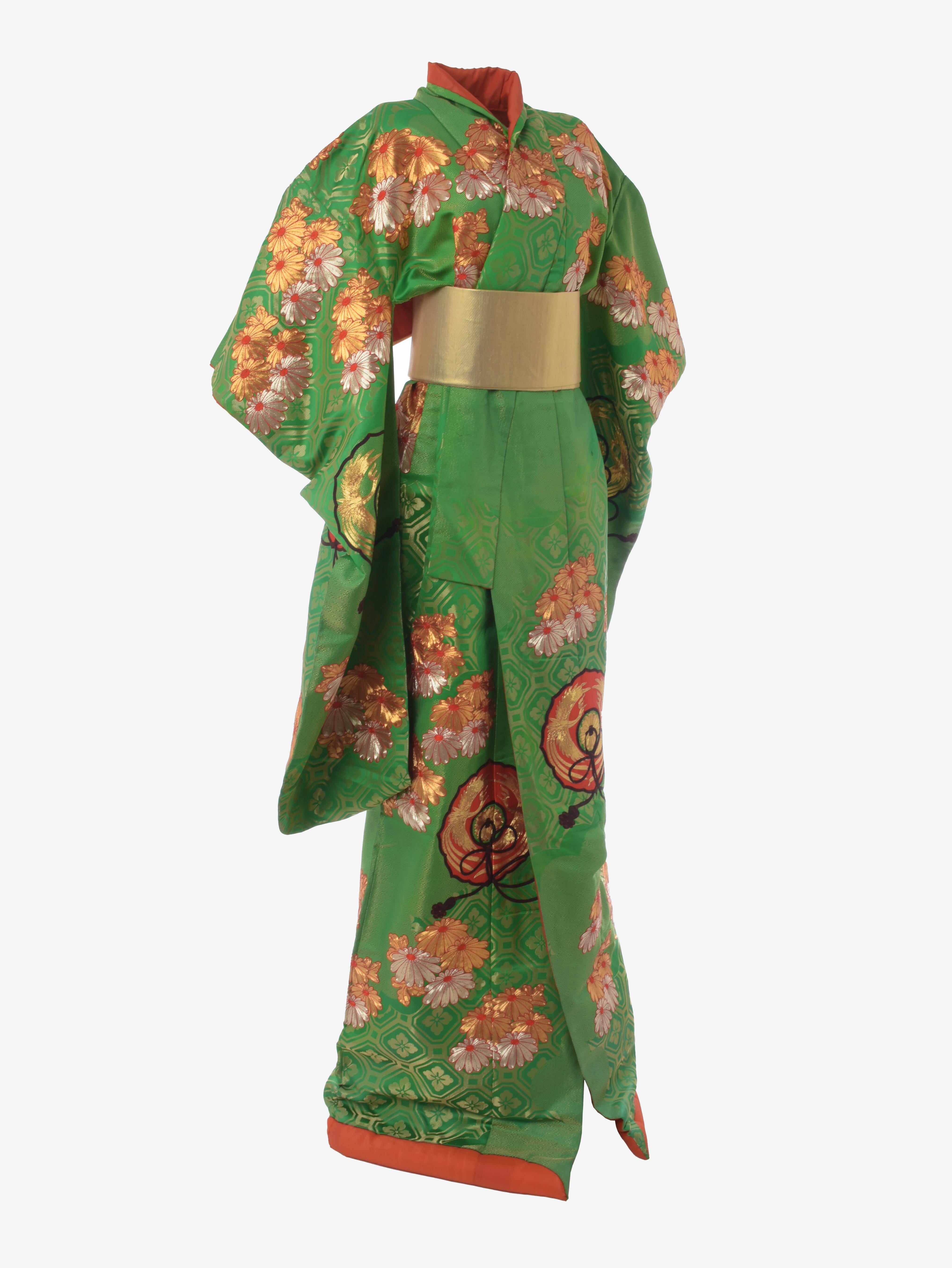 Green Kimono Uchikake is a gorgeous and majestic Japanese uchikake silk wedding kimono fully embroidered with chrysanthemum flowers and fans.

CONDITION
Very good vintage condition

COMPOSITION
100%