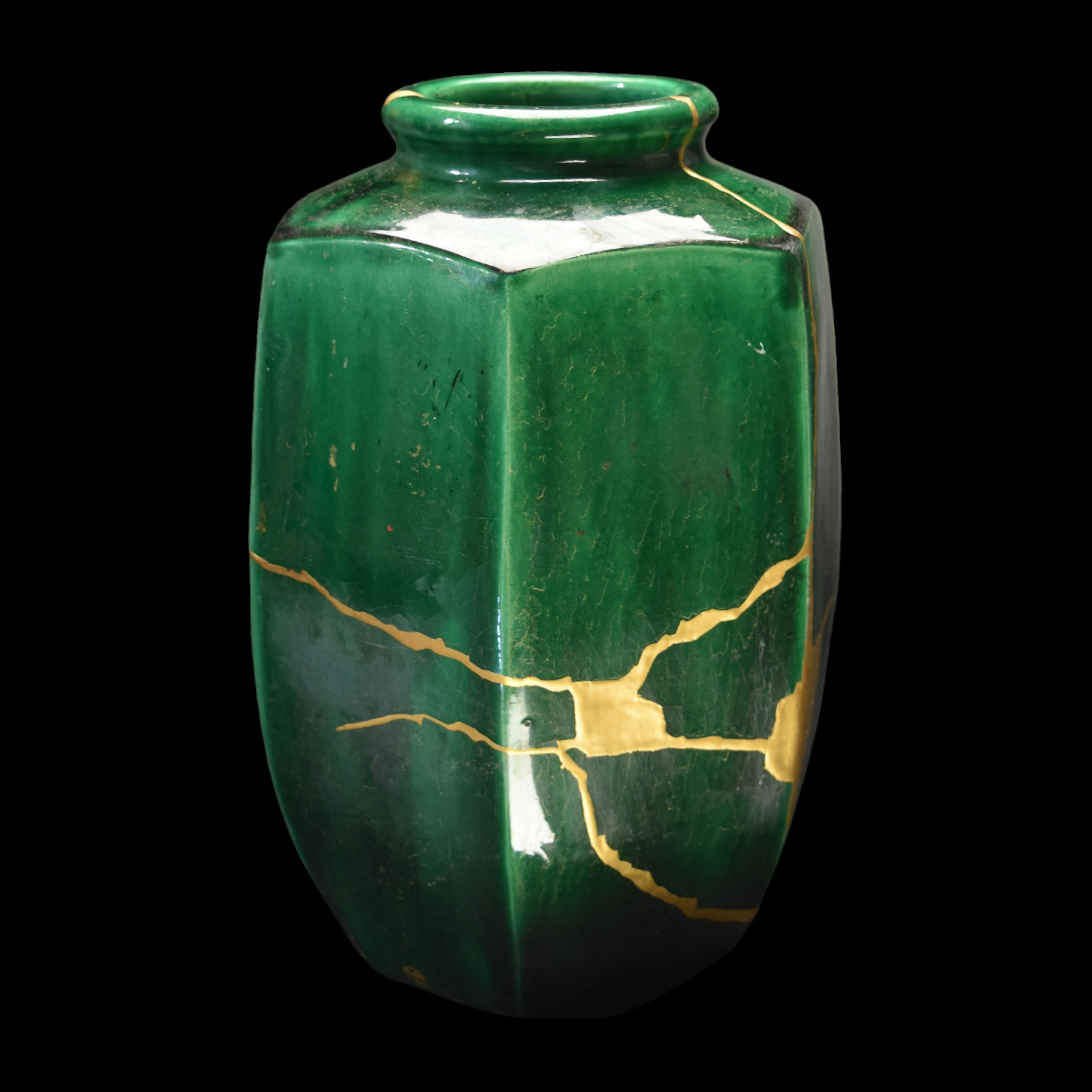 Green kintsugi vase with Kagome maki-e In New Condition In MEAUX, FR