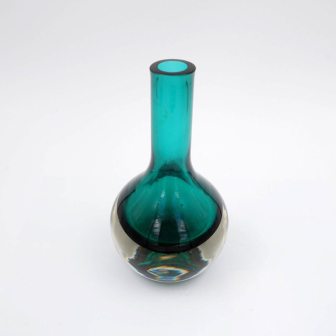 Vaso Kolben verde di Tamara Aladin Riihimaki per Riihimaen Lasi Oy, Finlandia
Decorazione di vasi - vetro - design
Misure: Ø10cm H17,5cm 
Usura coerente con l'età e l'uso.