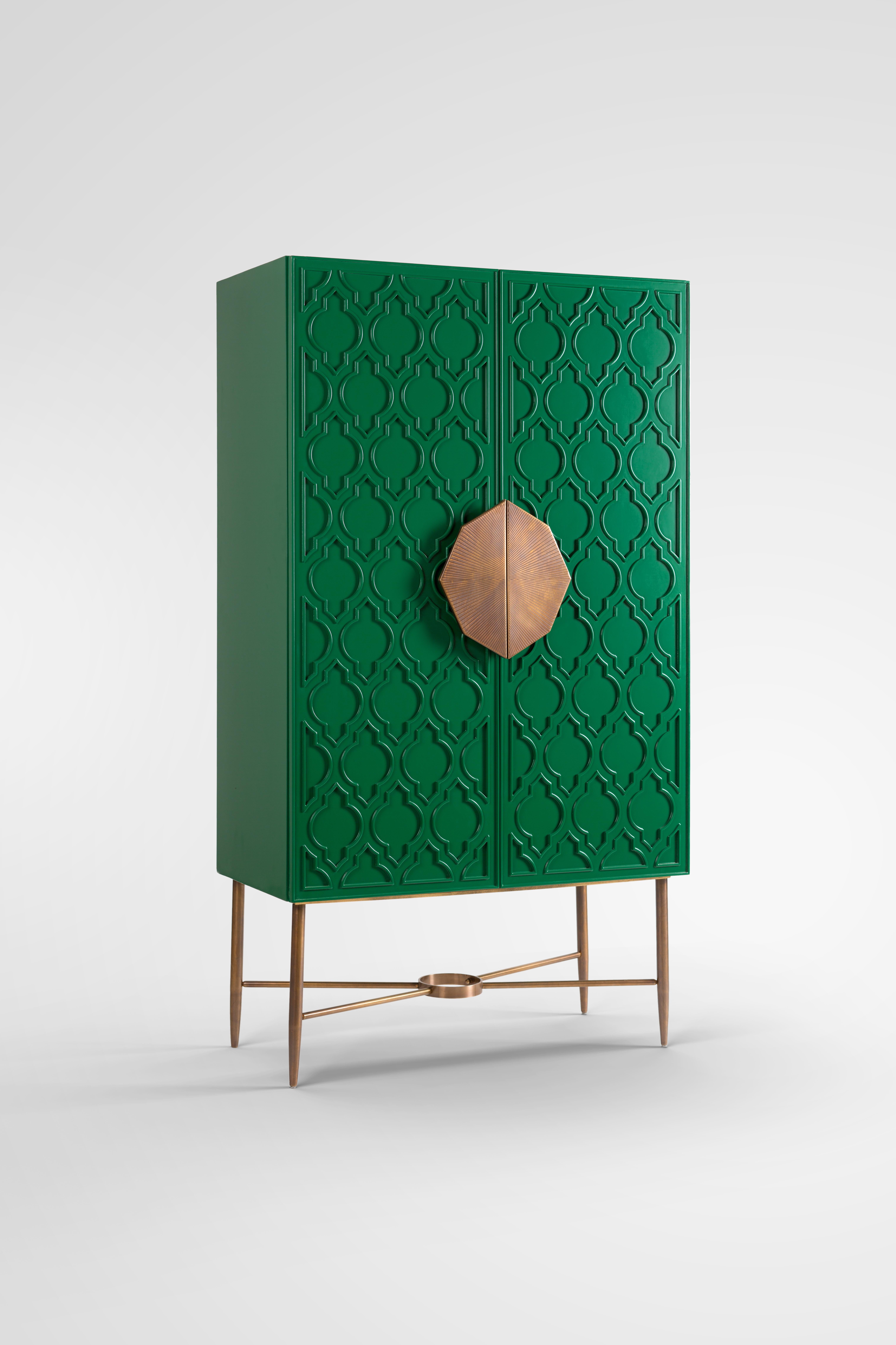Grün lackiertes Kabinett mit islamischem Muster und handgefertigtem Messinggriff. 
Unser Andalusia Art Deco Schrank ist von unserem reichen islamischen Erbe inspiriert. Es ist mit einem islamischen Motiv gestaltet und in königlichem Grün gestrichen,