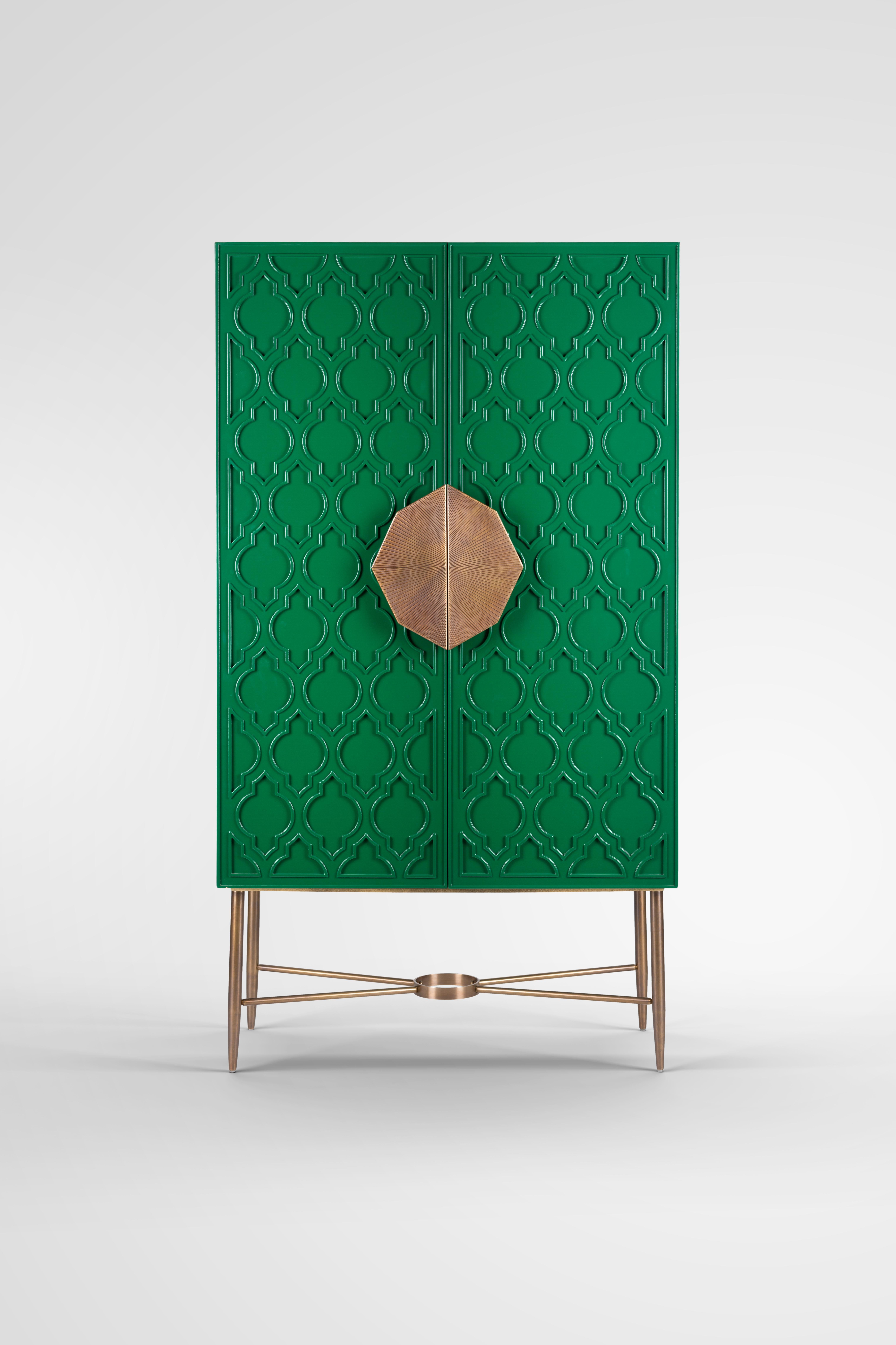 Grün lackierter Schrank mit islamischem Muster und handgefertigtem Messinggriff (Moderne) im Angebot