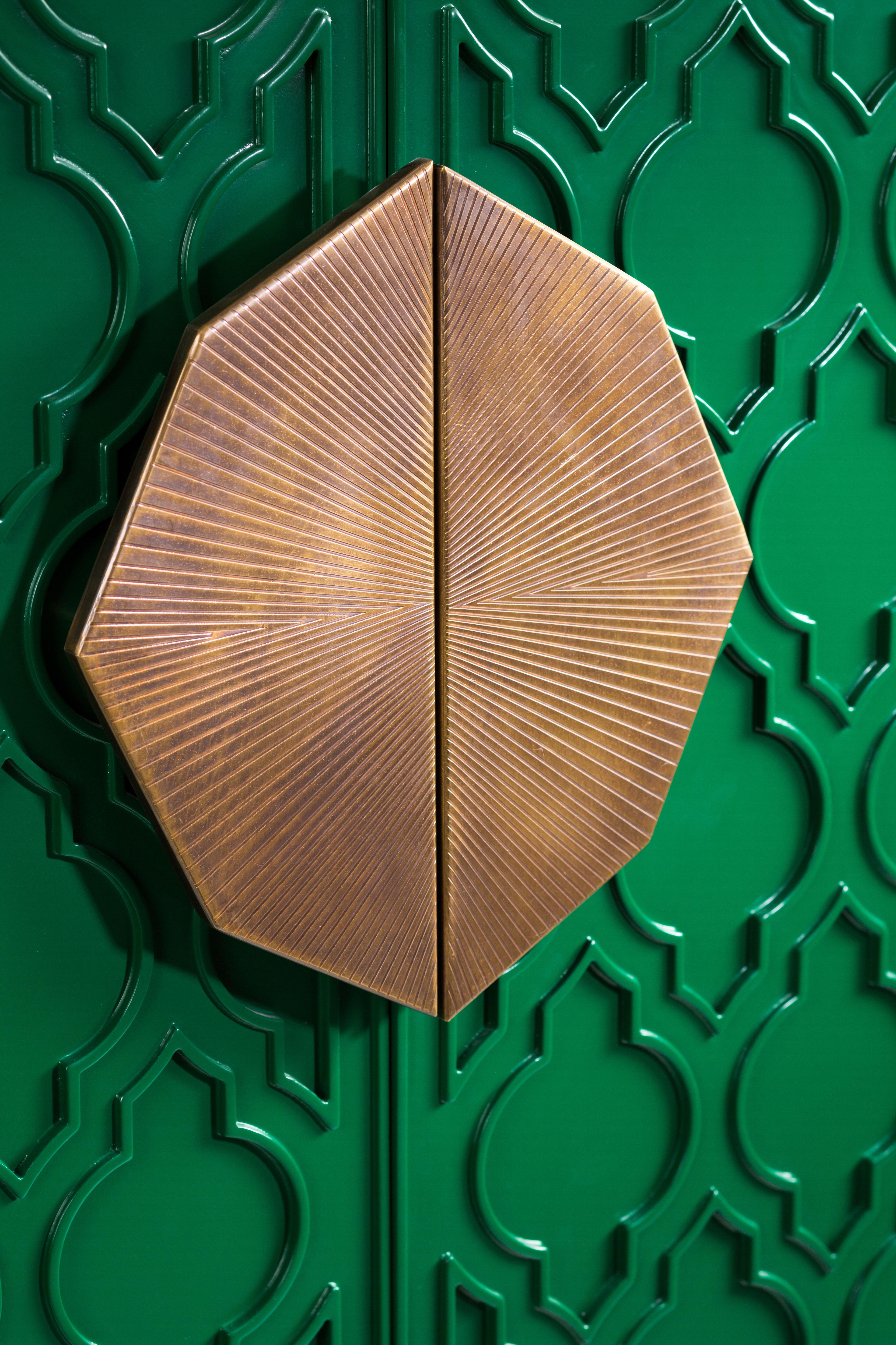 Grün lackierter Schrank mit islamischem Muster und handgefertigtem Messinggriff (Ägyptisch) im Angebot