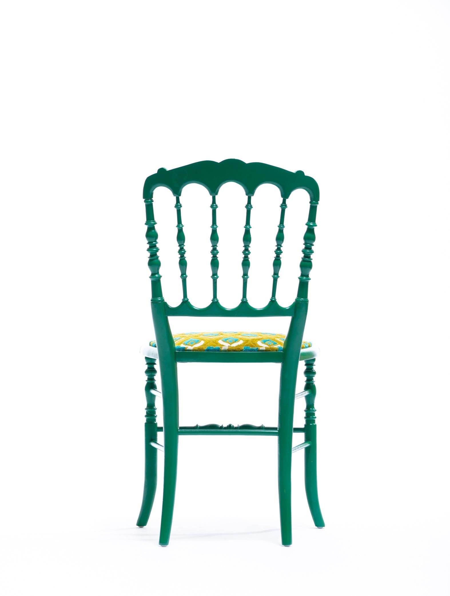 Sedia Chiavari laccata verde con piume di pavone in velluto intagliato in vendita 2