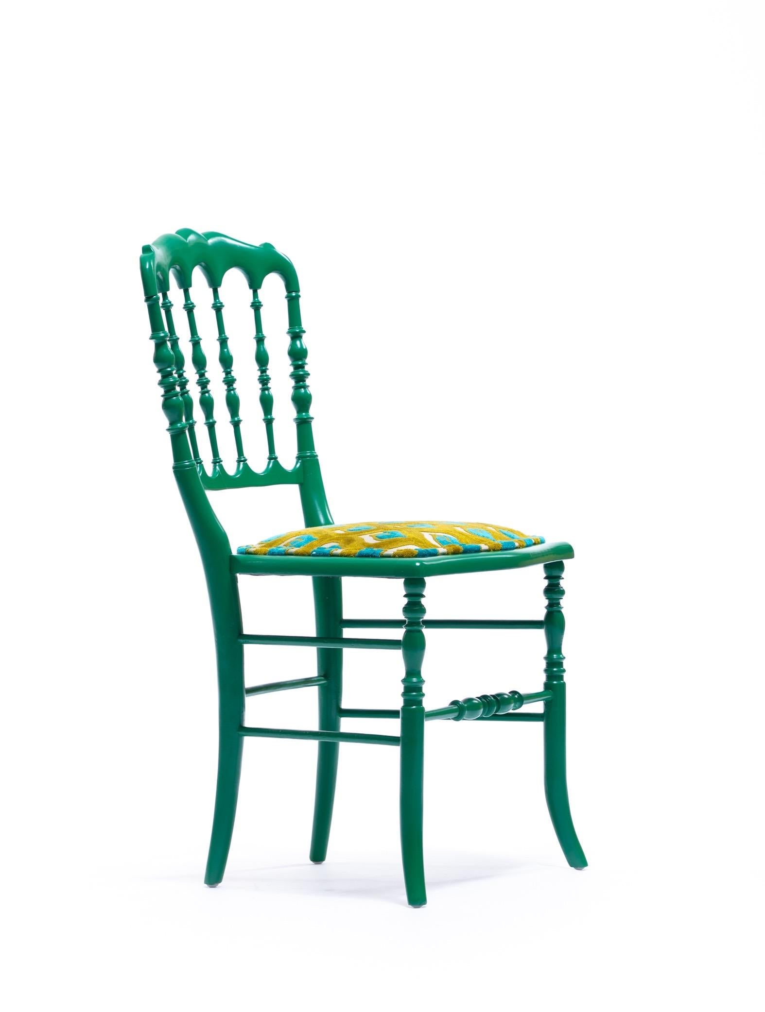 Grün lackierter Chiavari-Beistellstuhl mit Pfauenfedern in zugeschnittenem Samt im Angebot 8