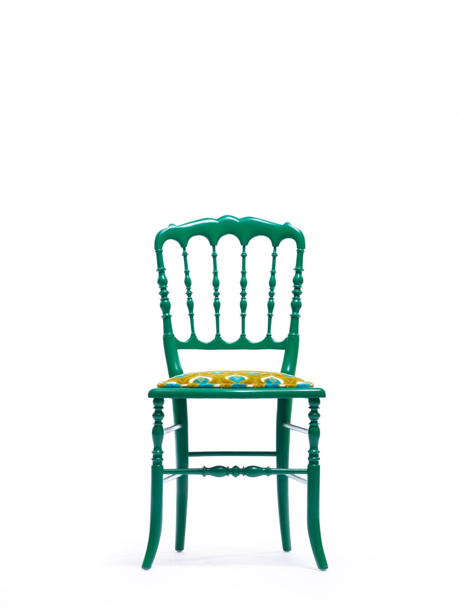 Grün lackierter Chiavari-Beistellstuhl mit Pfauenfedern in zugeschnittenem Samt im Angebot 9