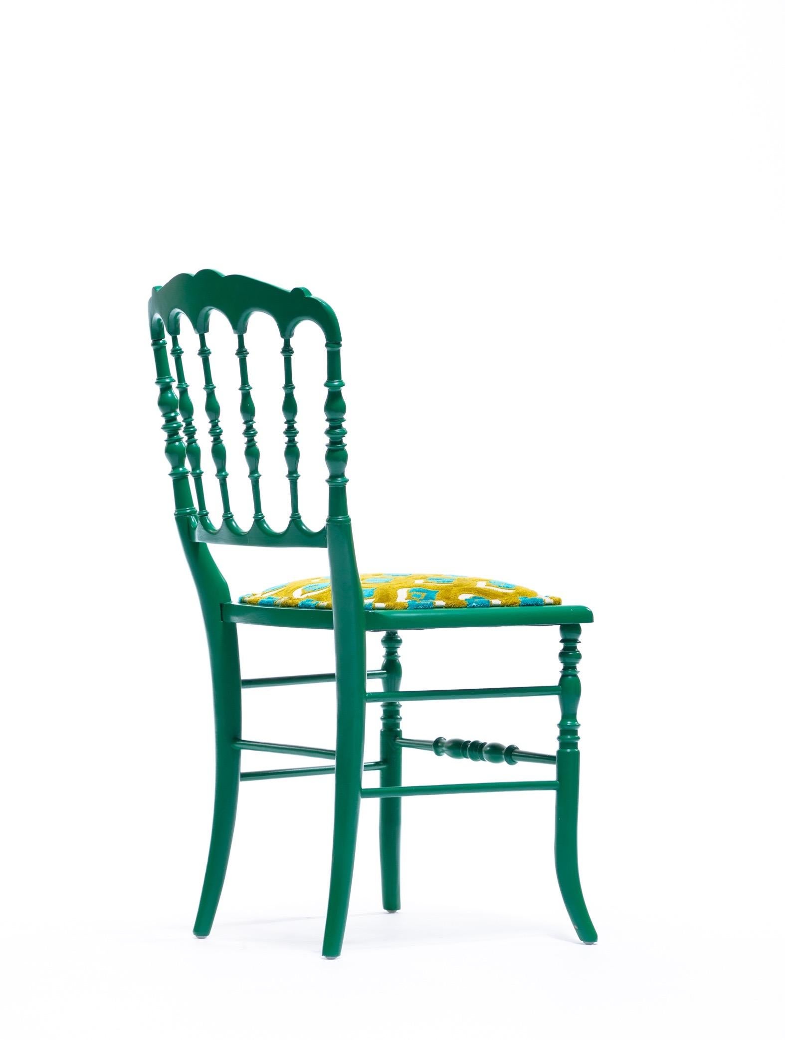 Sedia Chiavari laccata verde con piume di pavone in velluto intagliato in vendita 6