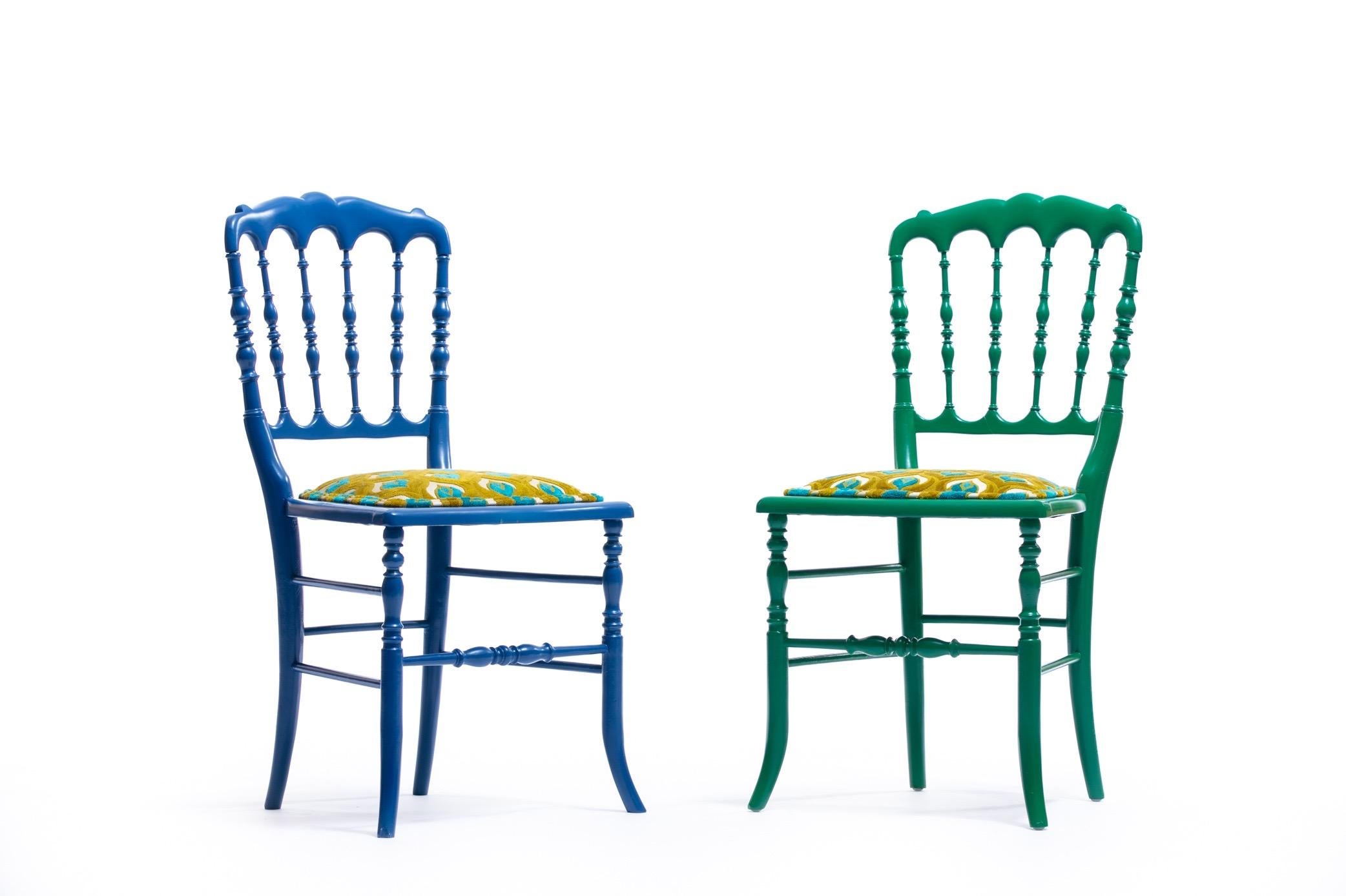 Grün lackierter Chiavari-Beistellstuhl mit Pfauenfedern in zugeschnittenem Samt im Angebot 11
