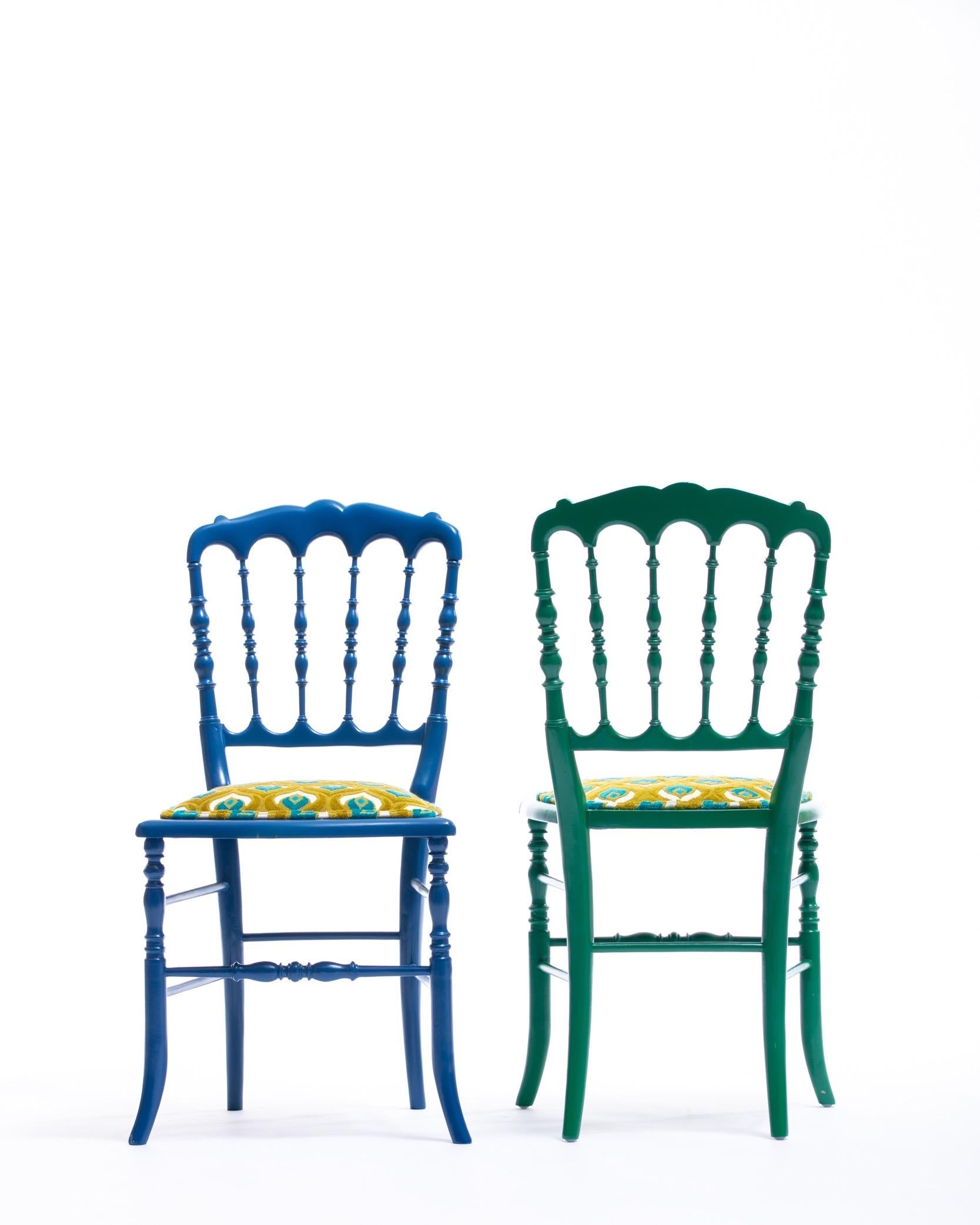 Grün lackierter Chiavari-Beistellstuhl mit Pfauenfedern in zugeschnittenem Samt im Angebot 13