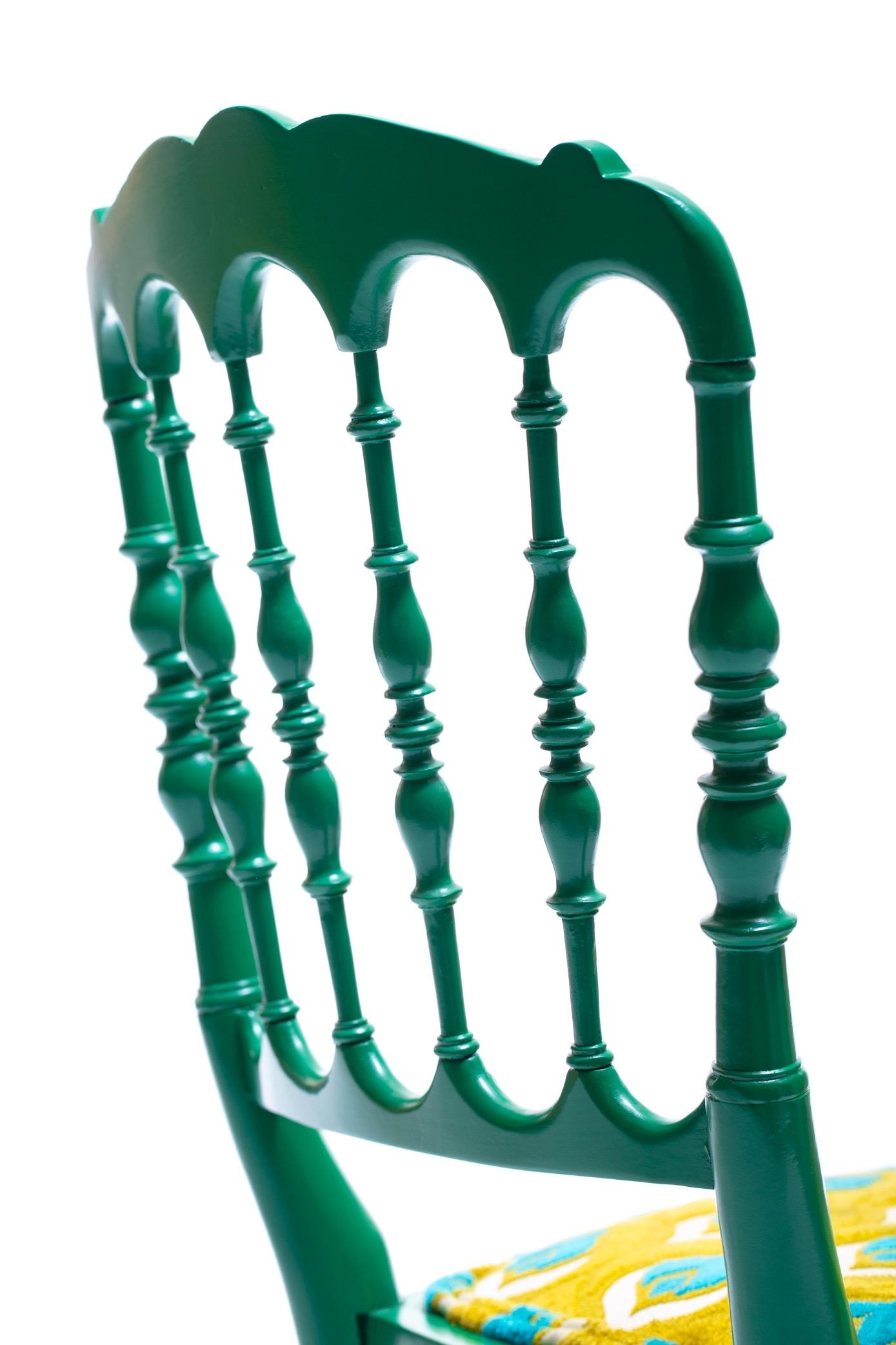 Hollywood Regency Chaise d'appoint Chiavari laquée verte avec plumes de paon en velours coupé en vente