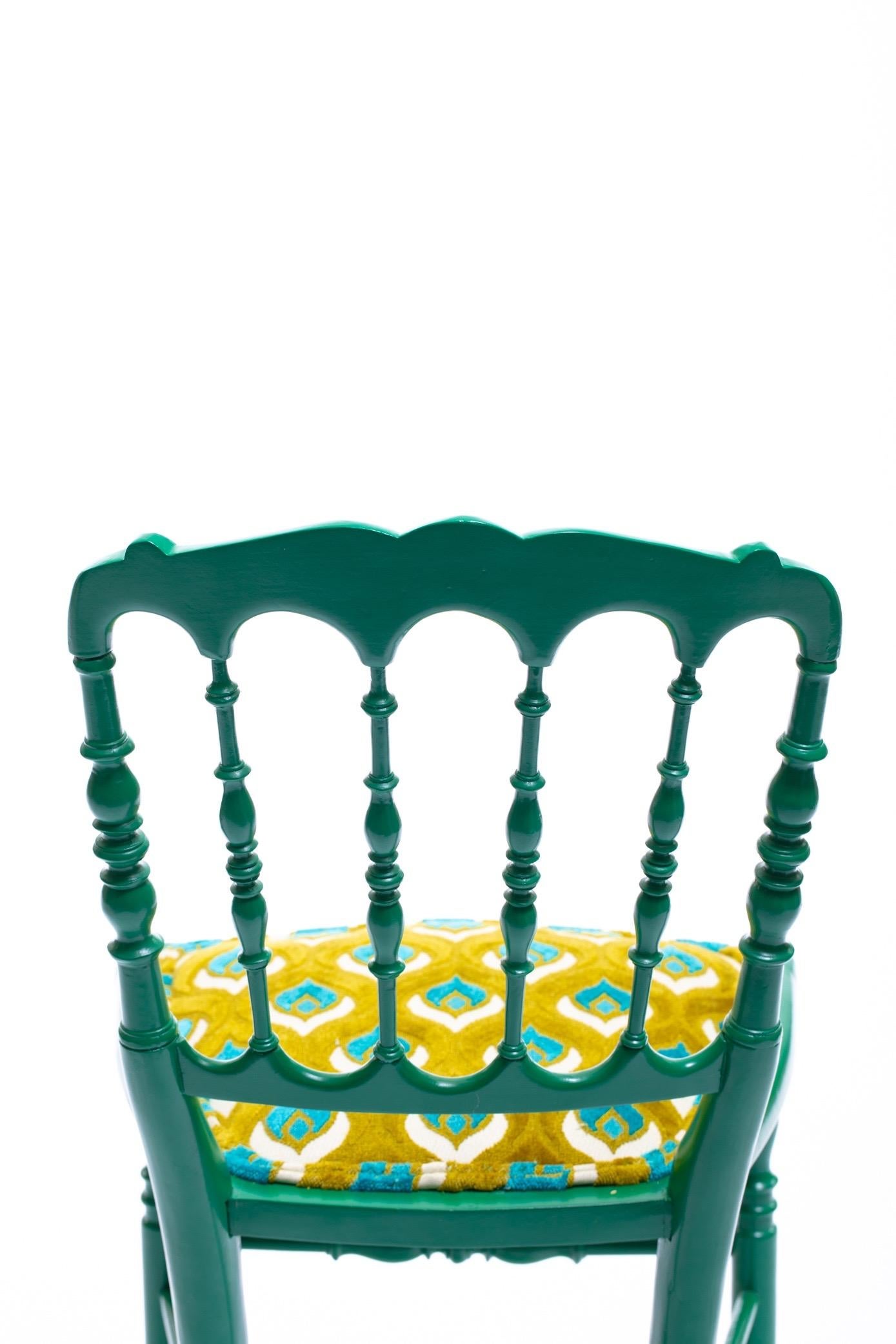 Grün lackierter Chiavari-Beistellstuhl mit Pfauenfedern in zugeschnittenem Samt (Italienisch) im Angebot