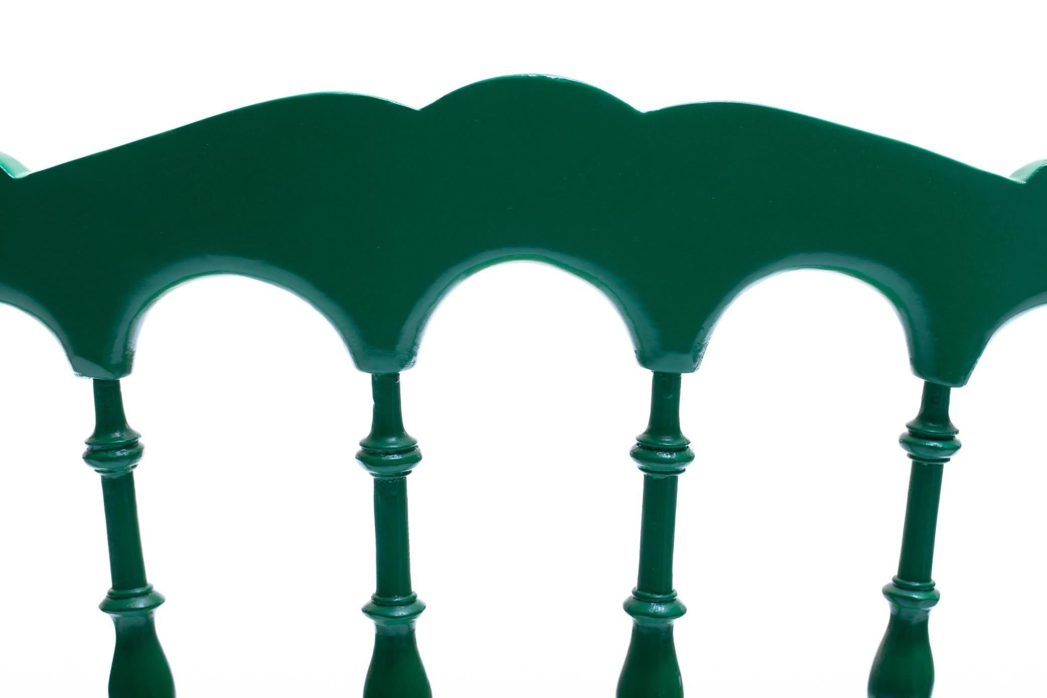 Grün lackierter Chiavari-Beistellstuhl mit Pfauenfedern in zugeschnittenem Samt im Angebot 3