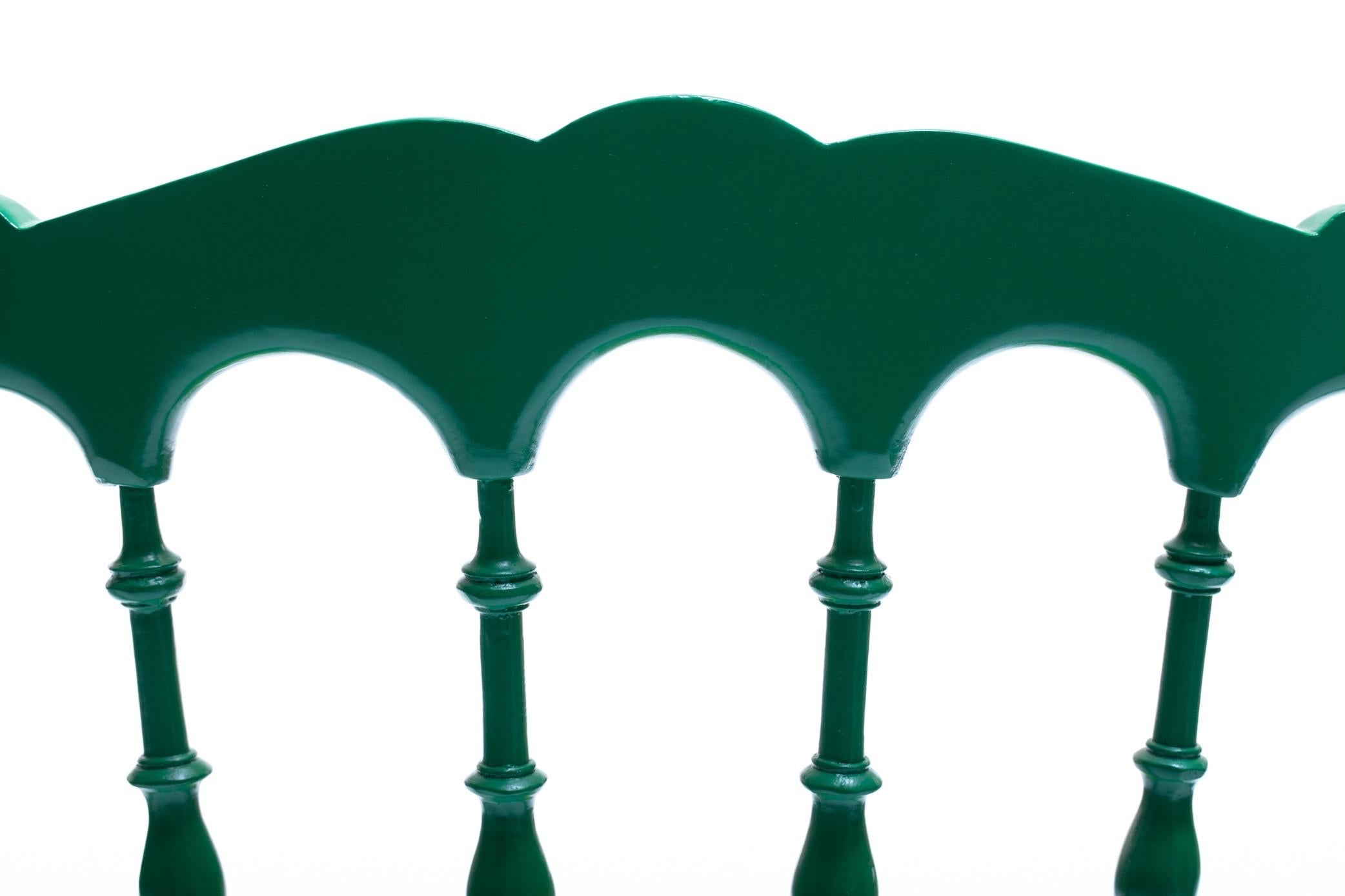 Metà XX secolo Sedia Chiavari laccata verde con piume di pavone in velluto intagliato in vendita