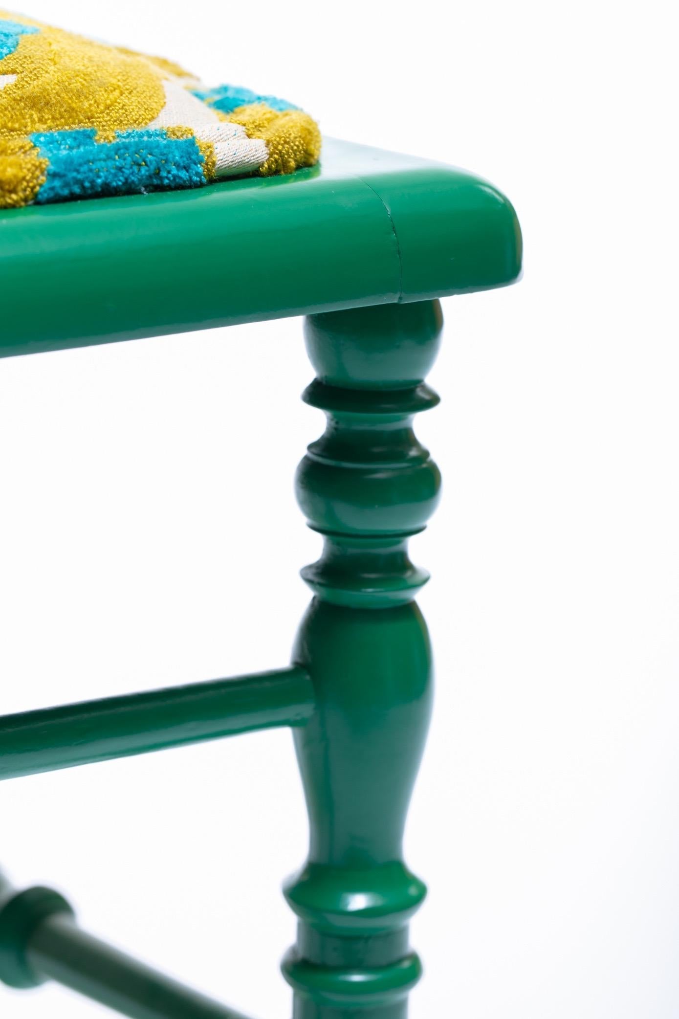 Grün lackierter Chiavari-Beistellstuhl mit Pfauenfedern in zugeschnittenem Samt im Angebot 4