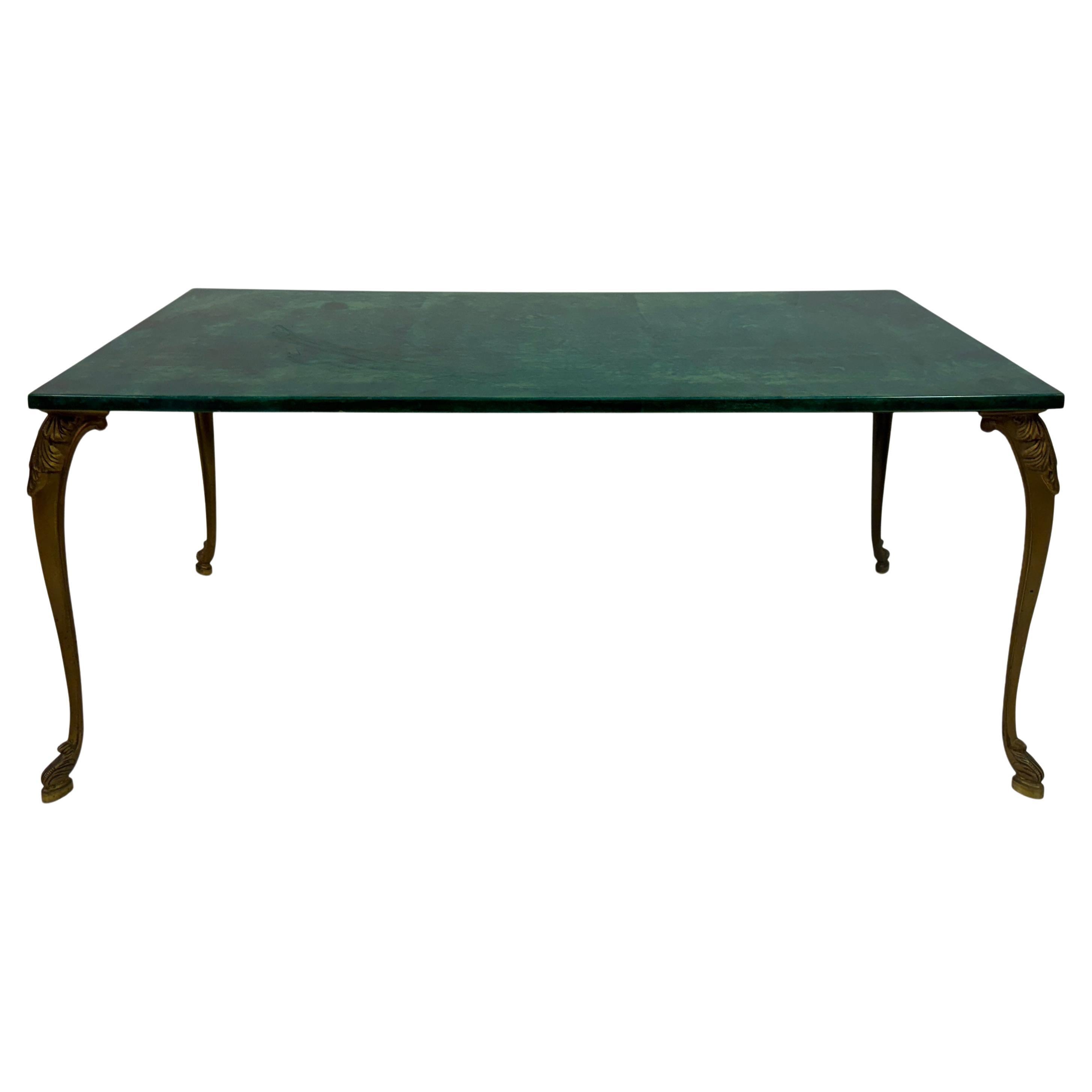 Mesa baja de piel de cabra lacada en verde con patas de latón de Aldo Tura