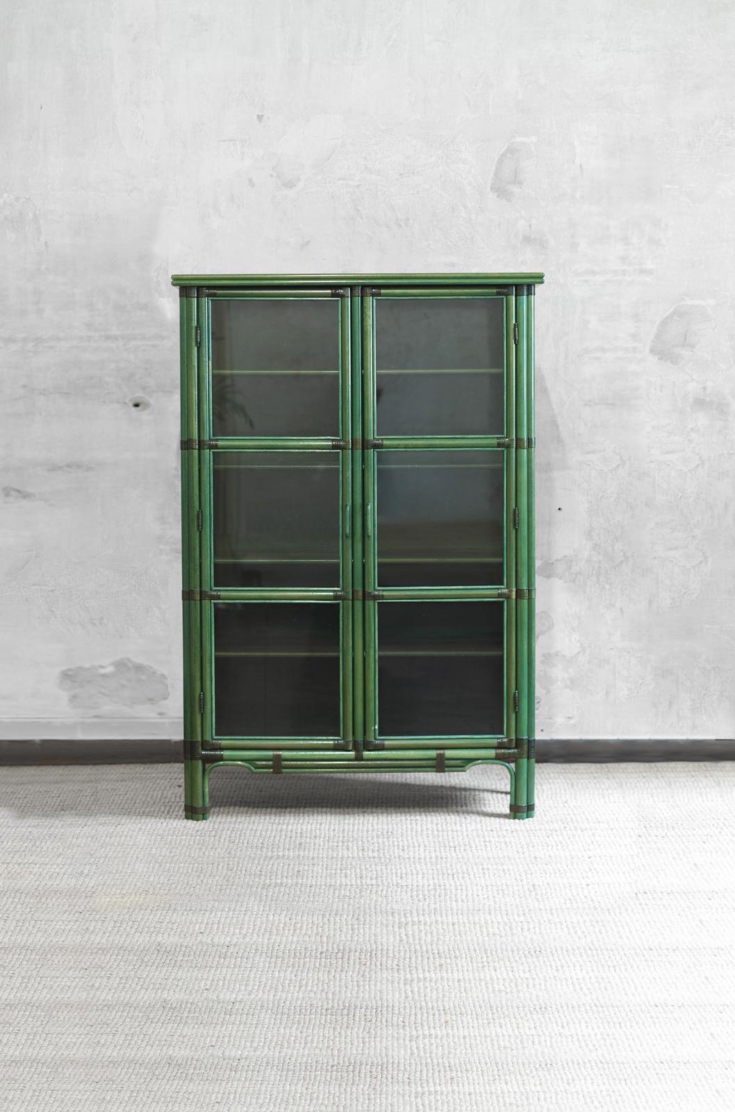 Green lacquered living room display cabinet, 1980s In Good Condition In Roma, RM