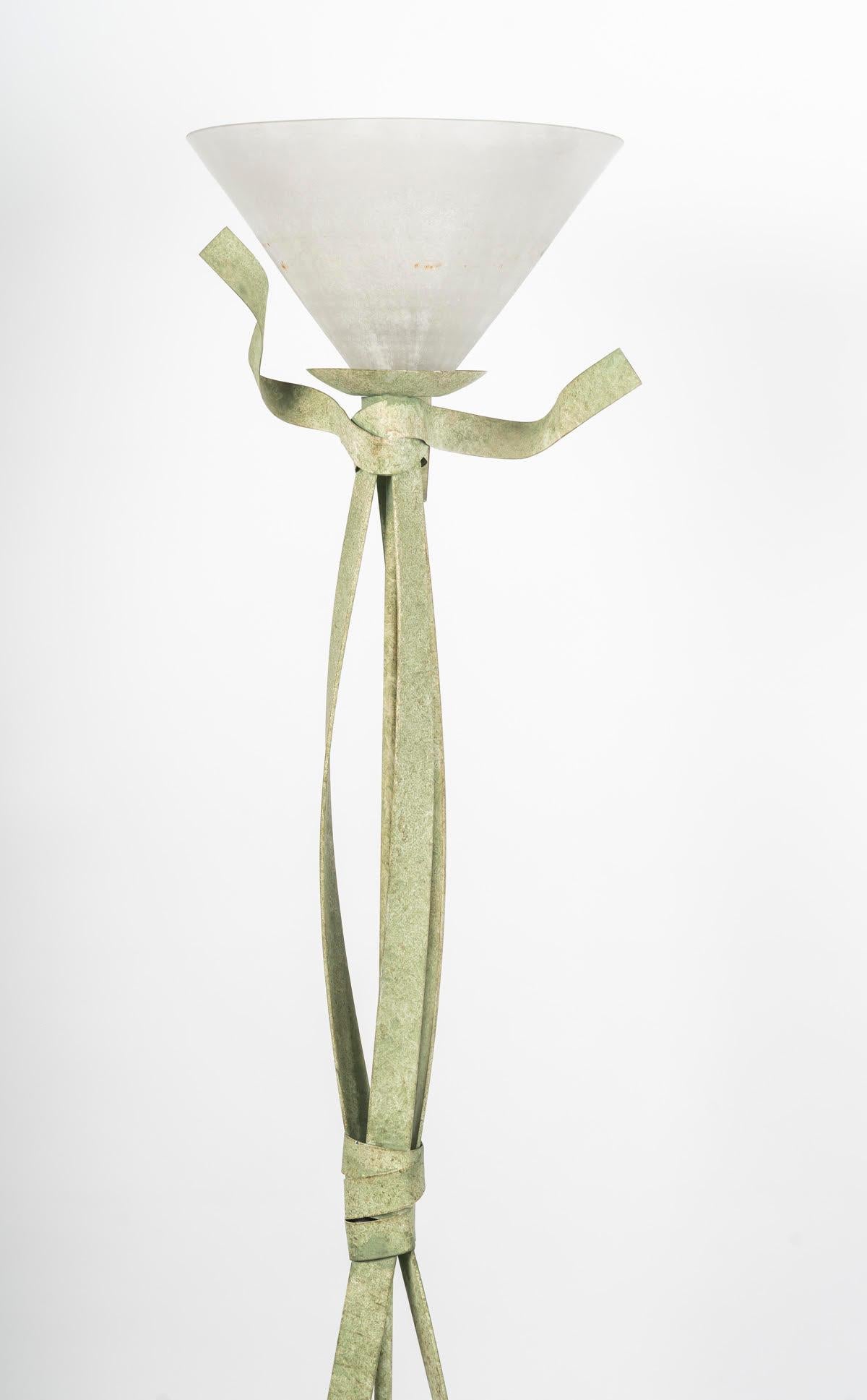 Green lacquered metal floor lamp with Murano glass bowl, 20th century.

Green lacquered metal floor lamp with Murano glass bowl, 20th century.
H: 173cm, D: 33cm