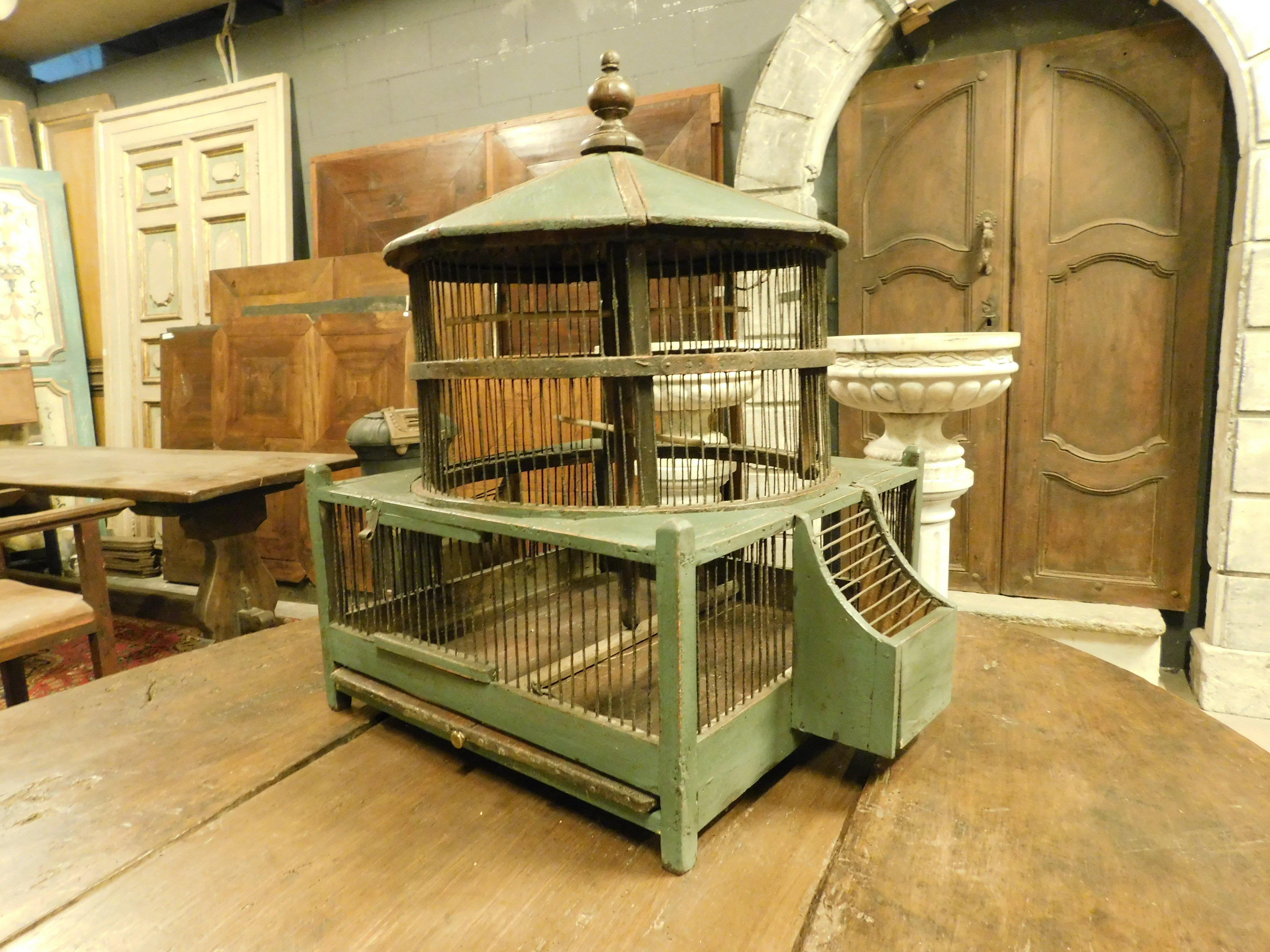Antique Cage for small birds, pretty in green lacquered wood and iron finishes, collectible or for interior decoration, originating in Italy, from the 19th century.
Measures cm w 67 x D 47 x H 65