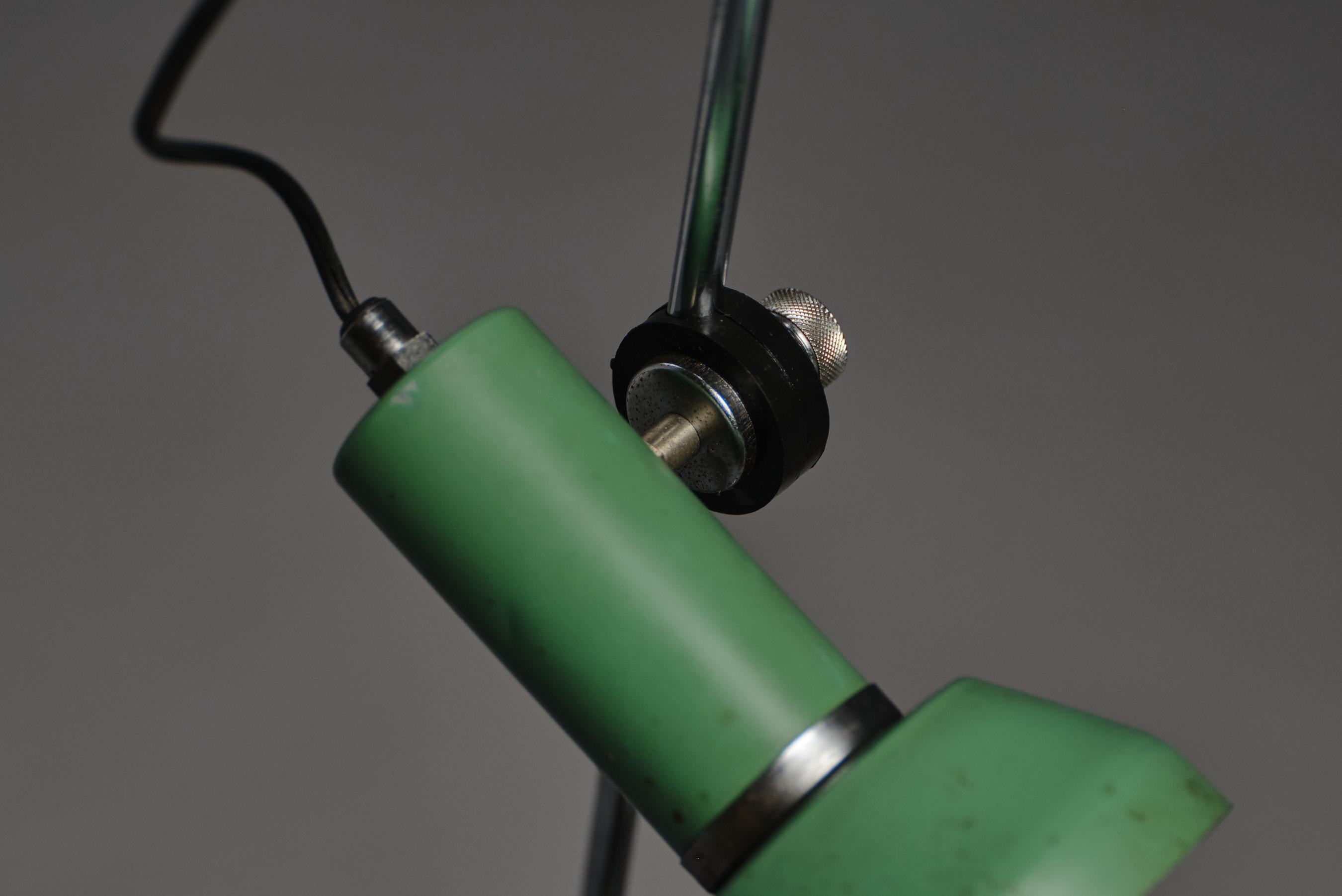 italien Lampes de bureau vertes vintage des années 70 au design moderne et aux détails en acier en vente