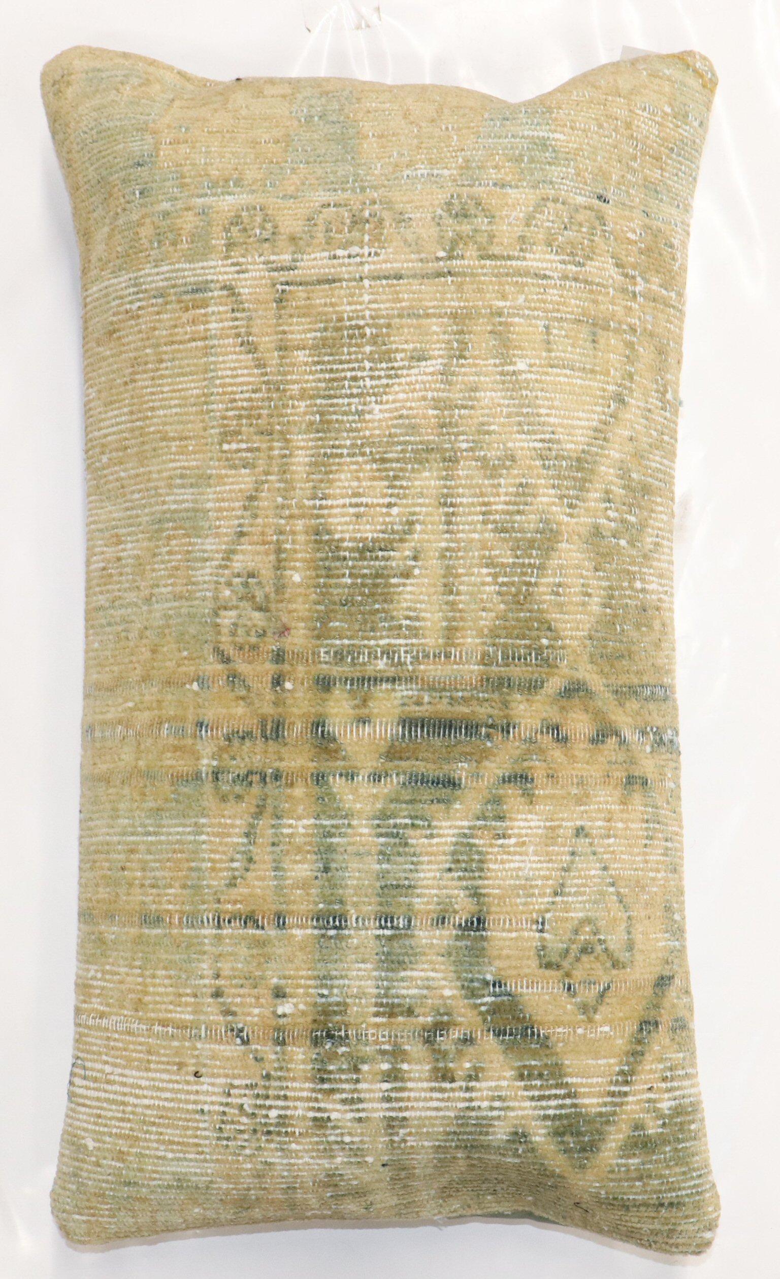 Kissen aus einem antiken persischen Malayer-Teppich in blassem Grün

Maße: 16'' x 28''.