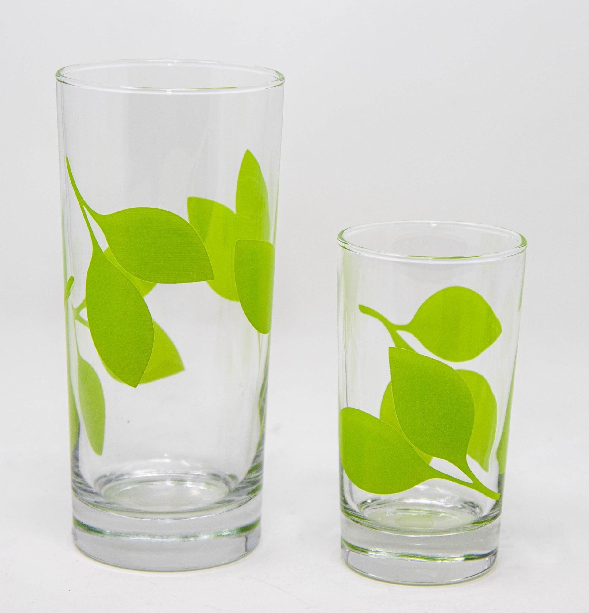 Green Leaf Organic Pattern Drinking Glasses Barware Tumblers Set of 26 In Excellent Condition For Sale In North Hollywood, CA