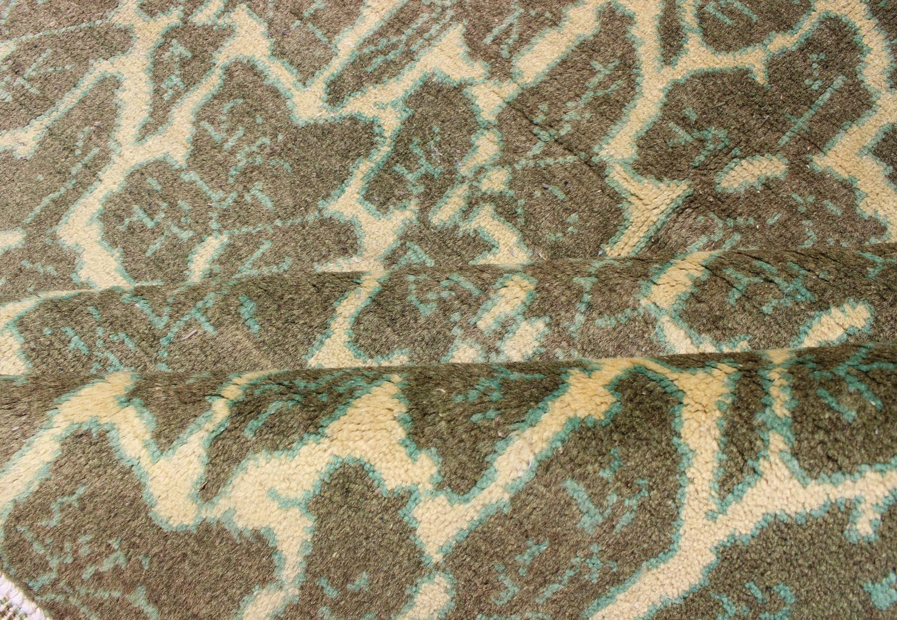 Grüner, farbiger Vintage-Teppich mit Blattmuster und modernem Design in quadratischer Form (Handgeknüpft) im Angebot
