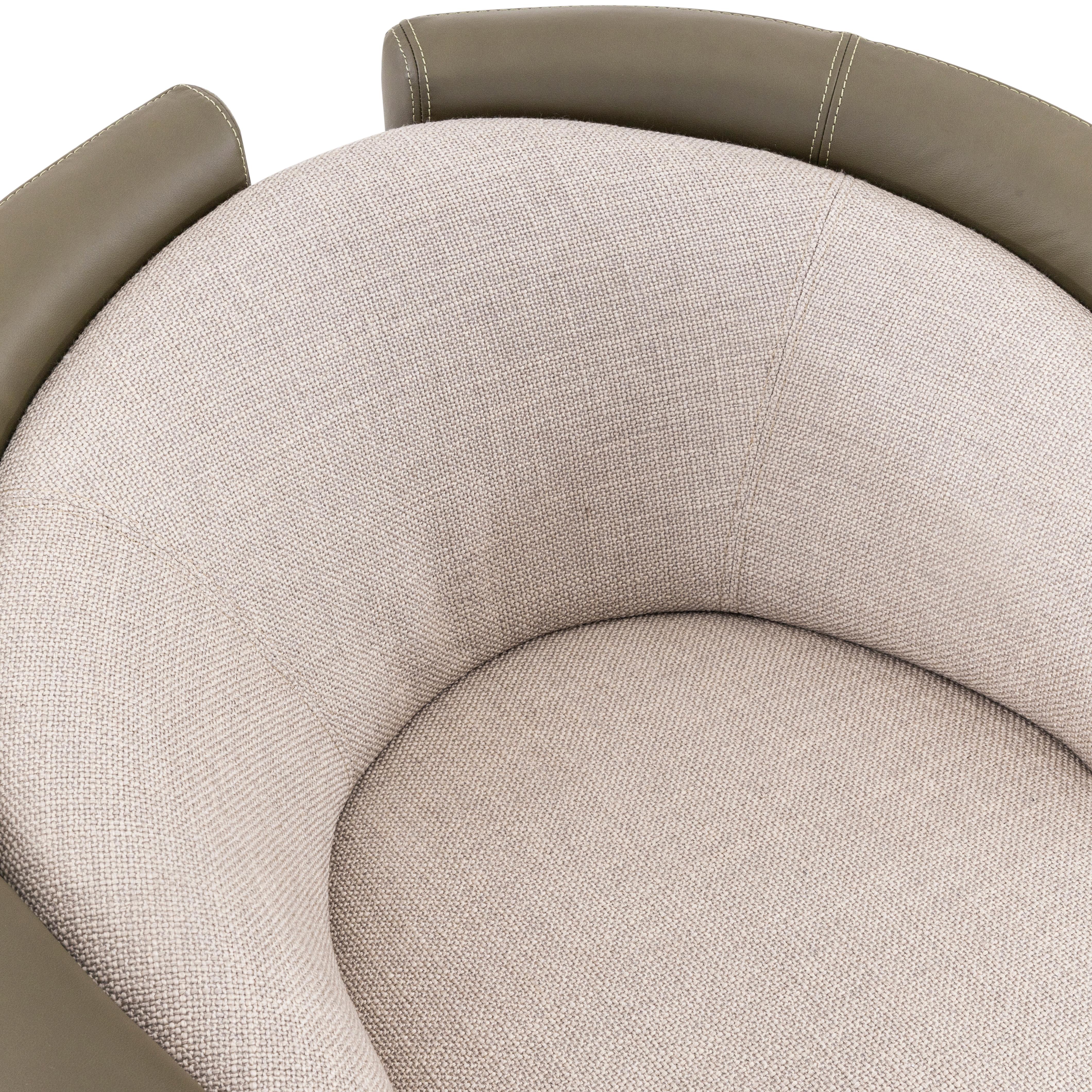 Un fauteuil pivotant Lirio conçu par Uultis Design Studio en cuir vert et tissu grège. Le fauteuil pivotant Lirio fusionne le confort moderne et le design organique. Rembourrée en tissu sergé grège, encadrée par des accents de cuir vert, cette pièce